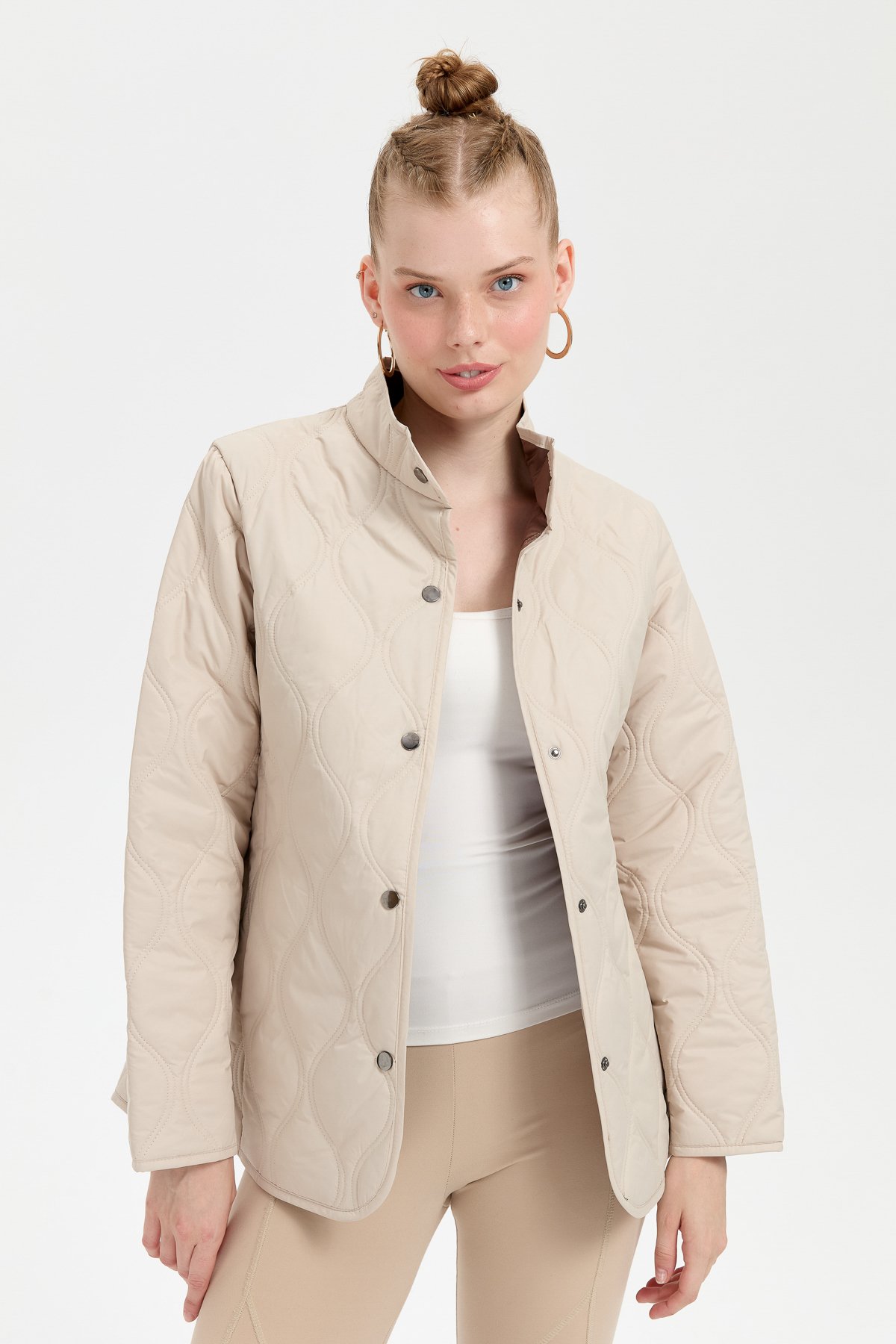 24420Kadın Önü Çıtçıtlı Soğan Desenli Kısa Kapitone Ceket Bej