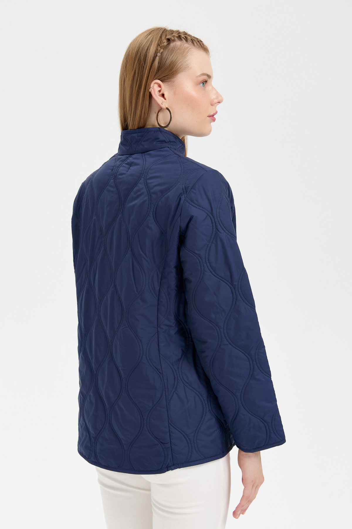 24420Kadın Önü Çıtçıtlı Soğan Desenli Kısa Kapitone Ceket Lacivert