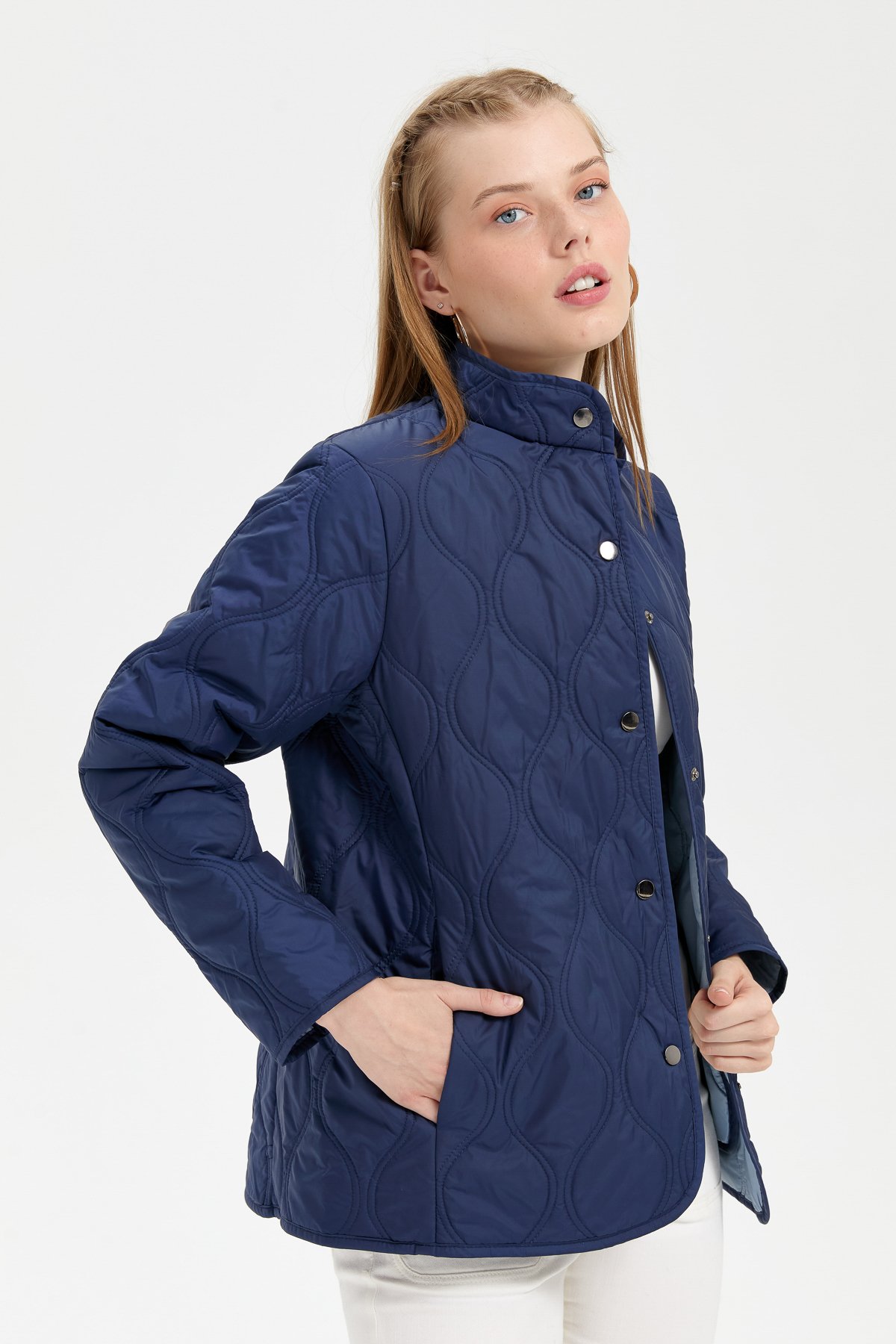 24420Kadın Önü Çıtçıtlı Soğan Desenli Kısa Kapitone Ceket Lacivert
