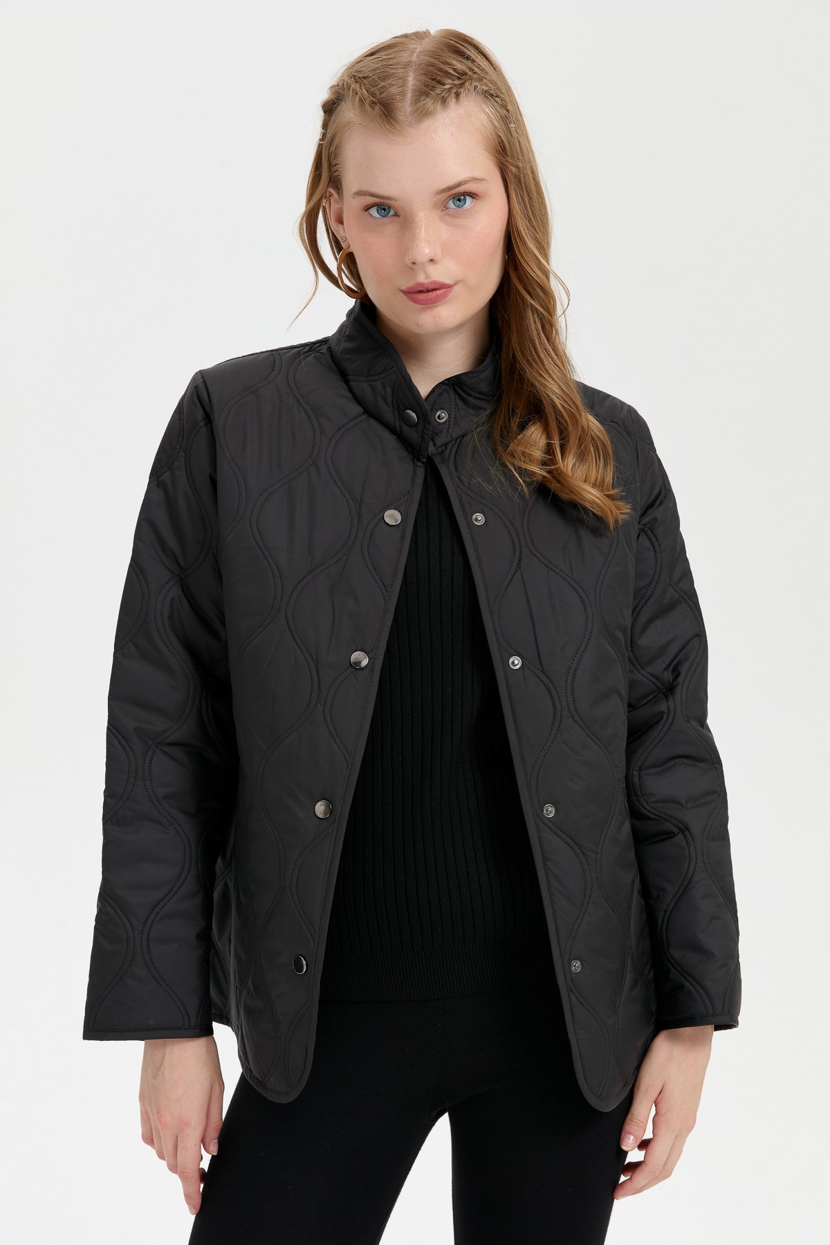 24420Kadın Önü Çıtçıtlı Soğan Desenli Kısa Kapitone Ceket Siyah