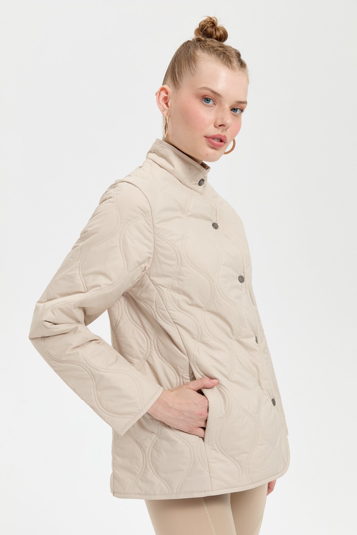 24420Kadın Önü Çıtçıtlı Soğan Desenli Kısa Kapitone Ceket Bej