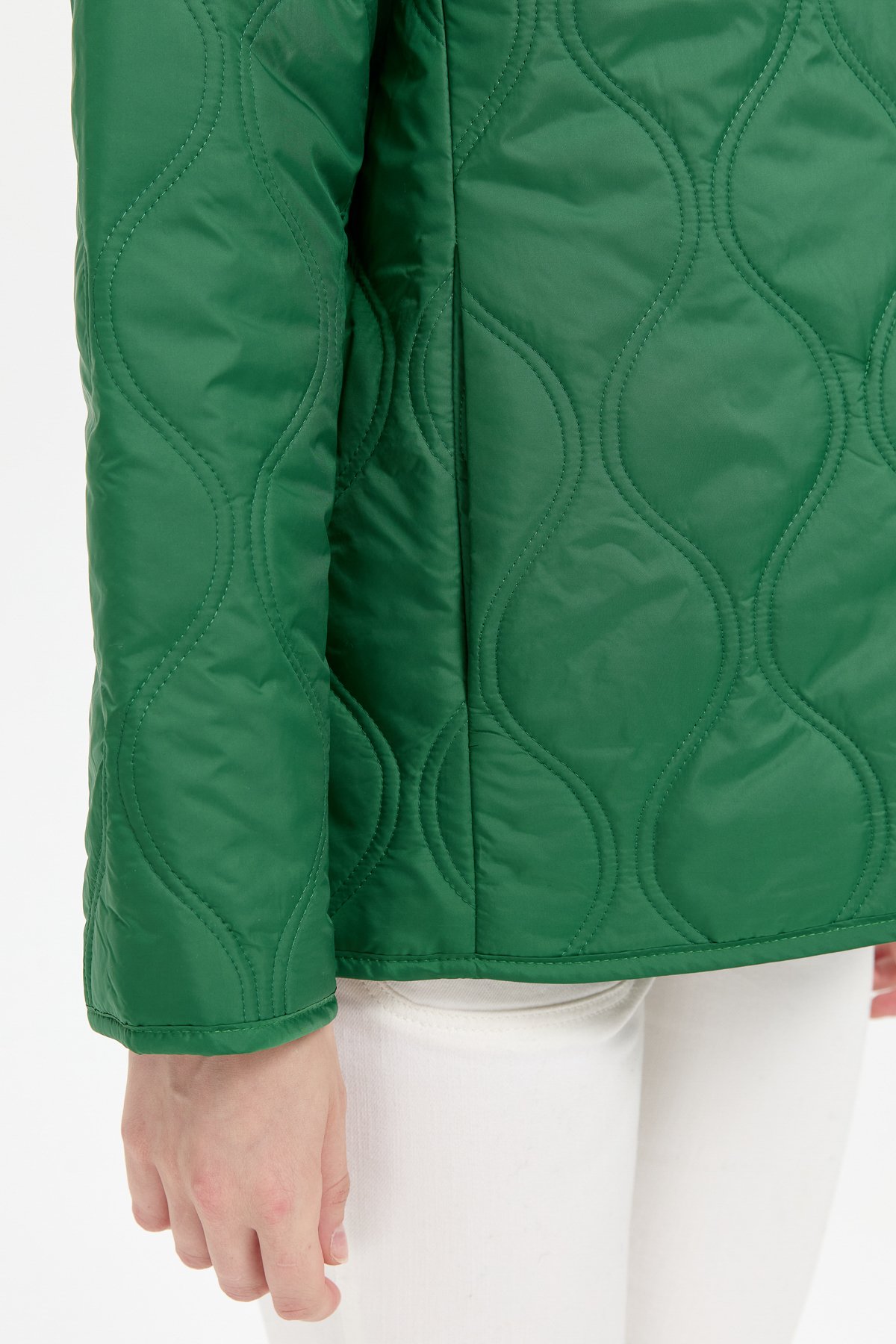 24420Kadın Önü Çıtçıtlı Soğan Desenli Kısa Kapitone Ceket Benetton