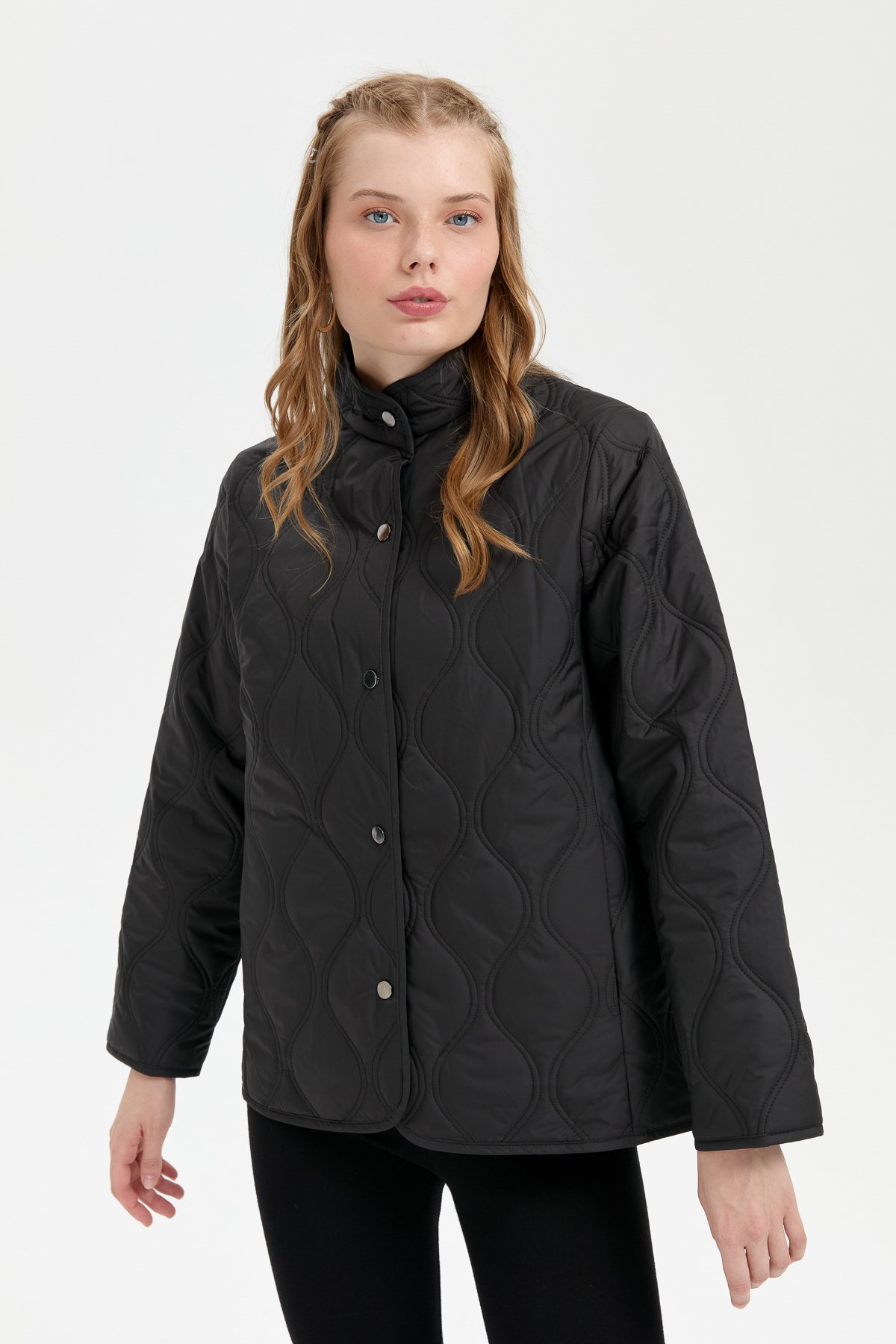 24420Kadın Önü Çıtçıtlı Soğan Desenli Kısa Kapitone Ceket Siyah