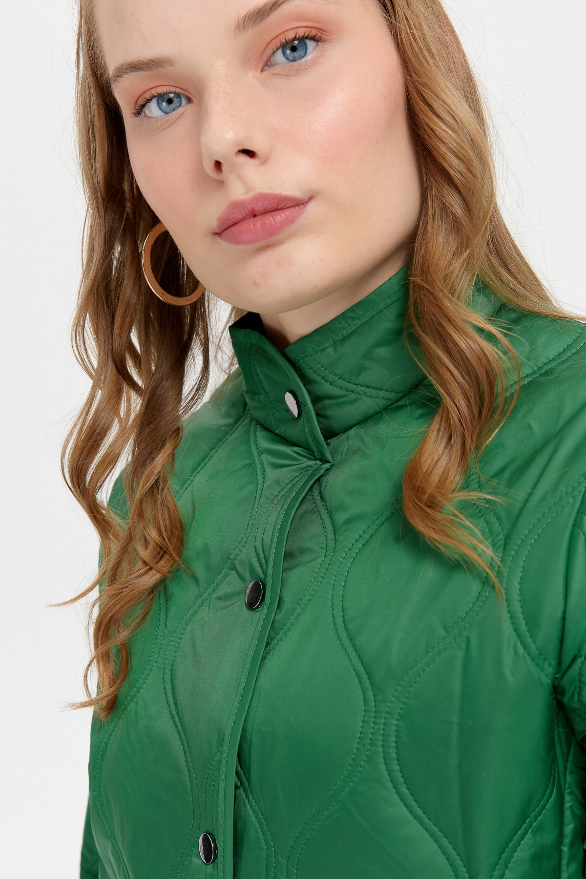 24420Kadın Önü Çıtçıtlı Soğan Desenli Kısa Kapitone Ceket Benetton