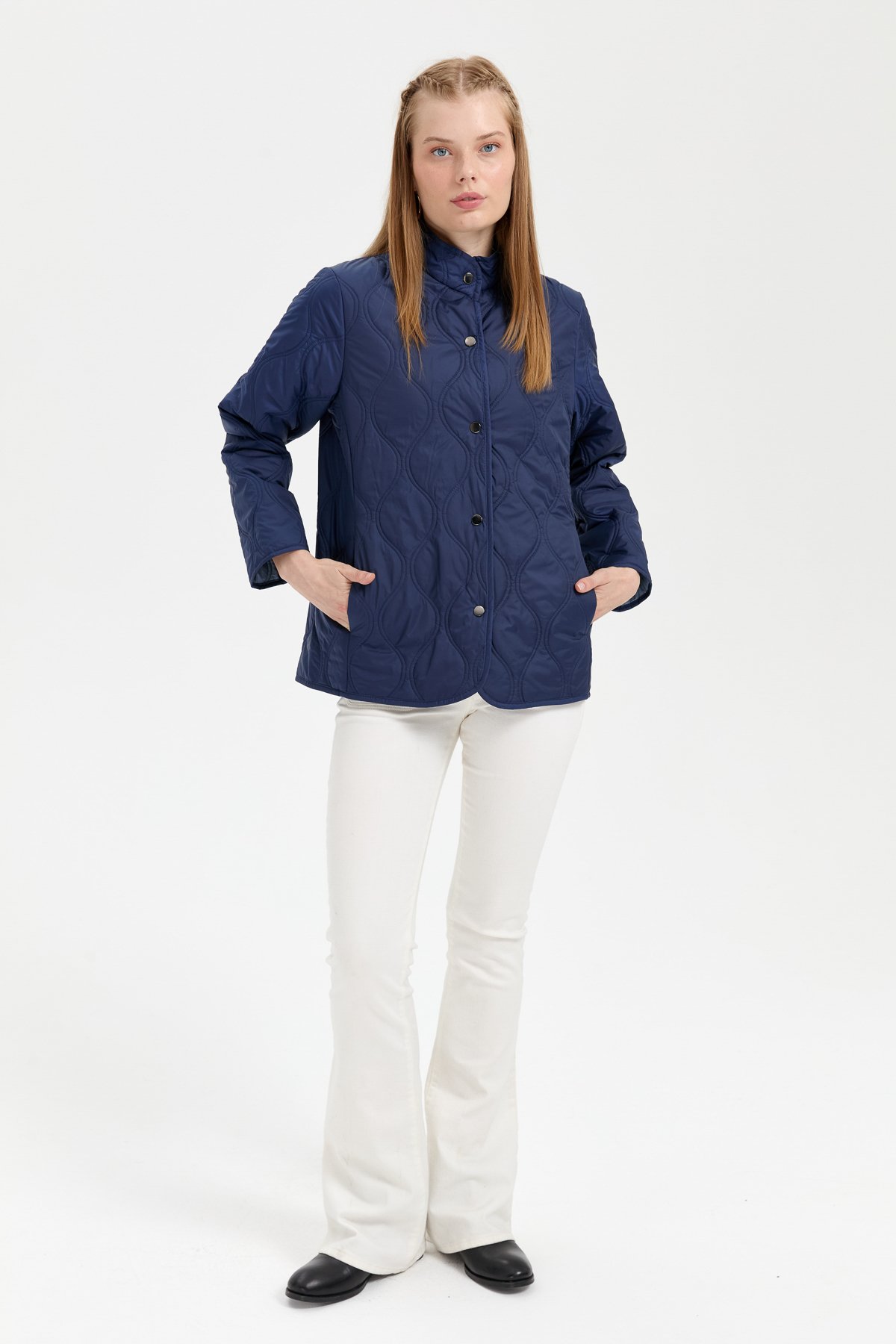 24420Kadın Önü Çıtçıtlı Soğan Desenli Kısa Kapitone Ceket Lacivert