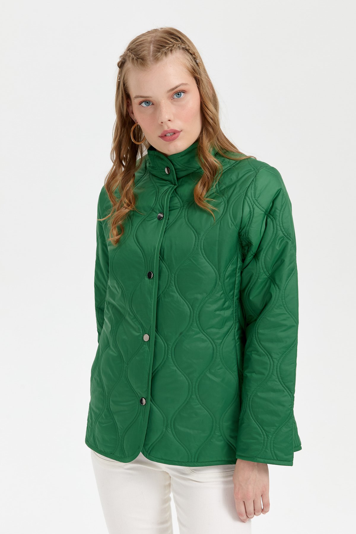 24420Kadın Önü Çıtçıtlı Soğan Desenli Kısa Kapitone Ceket Benetton