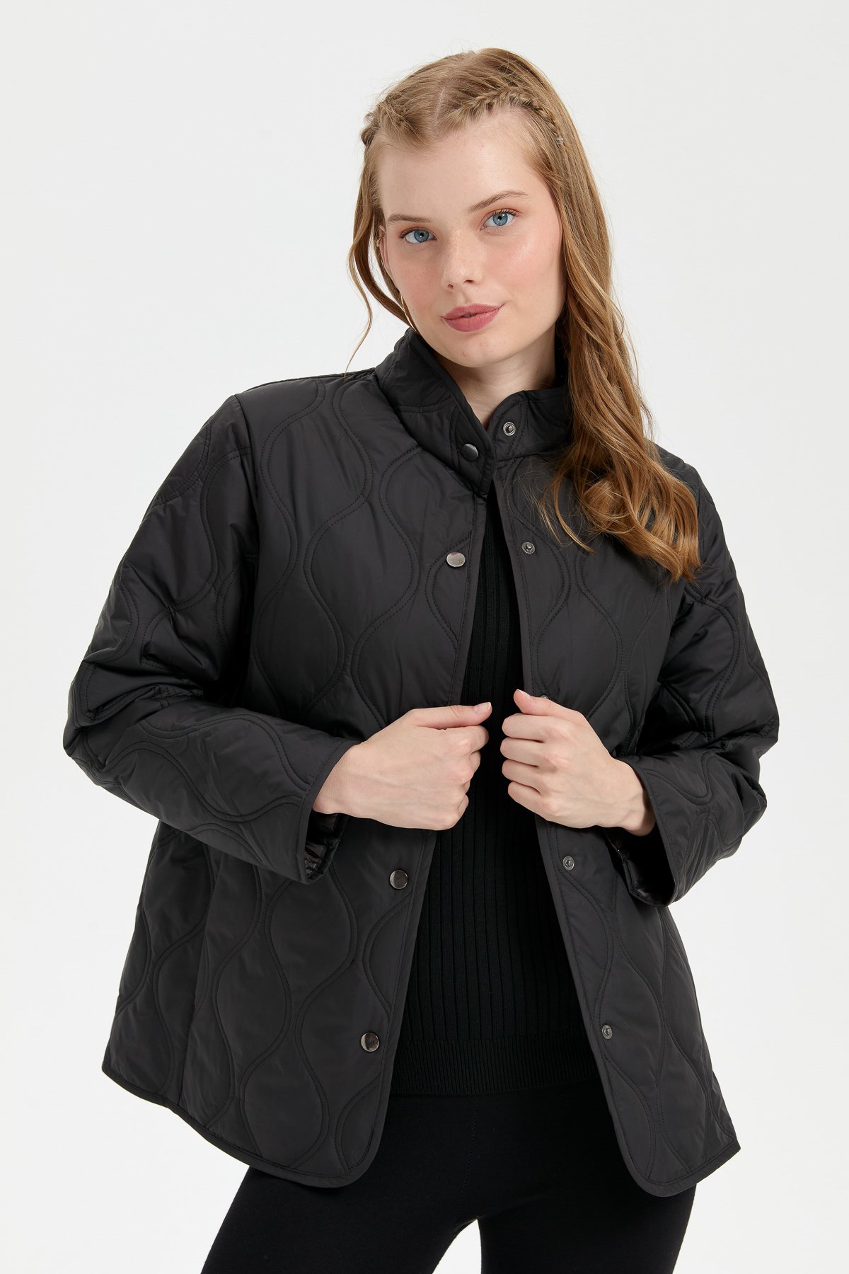 24420Kadın Önü Çıtçıtlı Soğan Desenli Kısa Kapitone Ceket Siyah