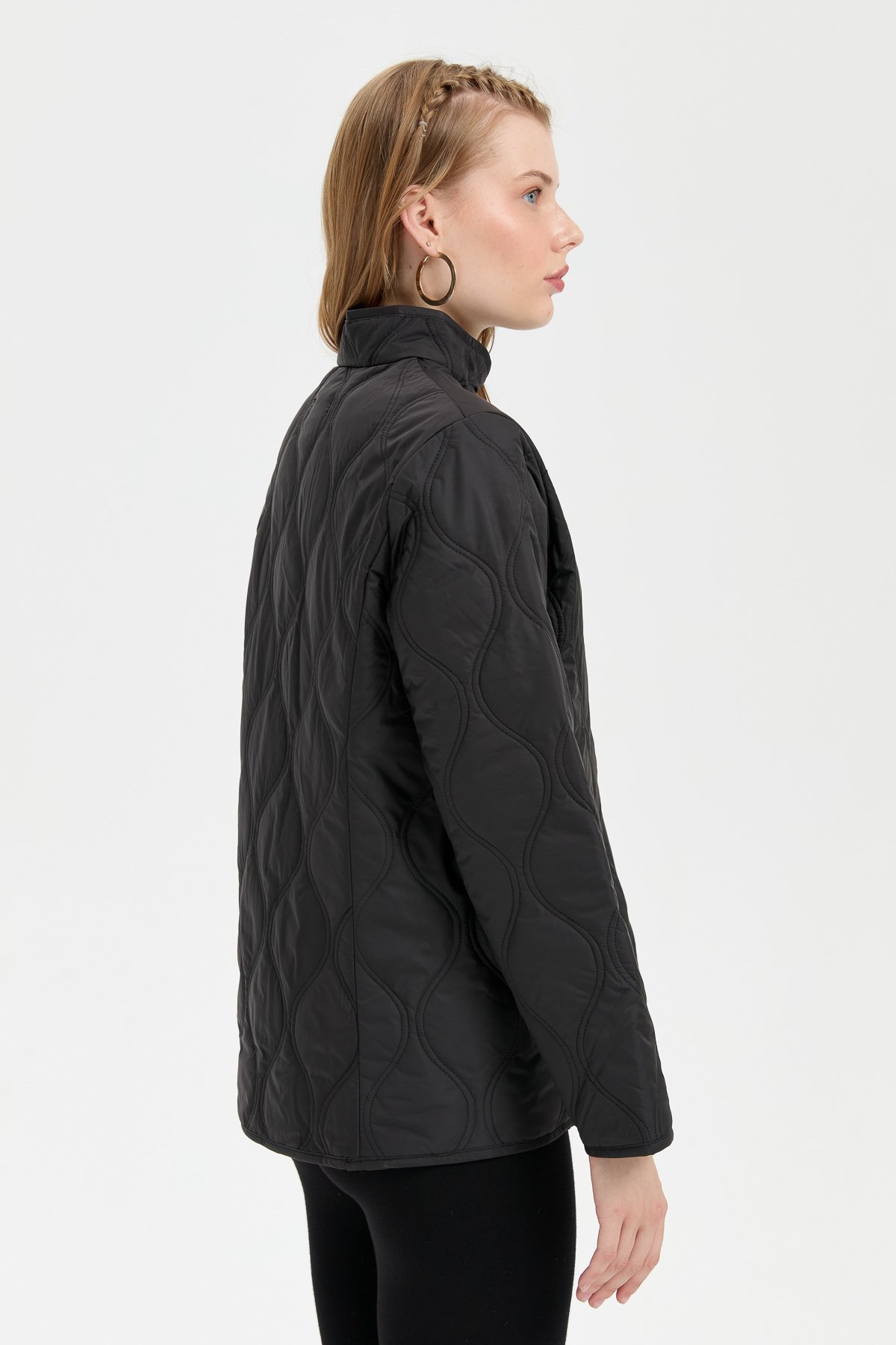 24420Kadın Önü Çıtçıtlı Soğan Desenli Kısa Kapitone Ceket Siyah