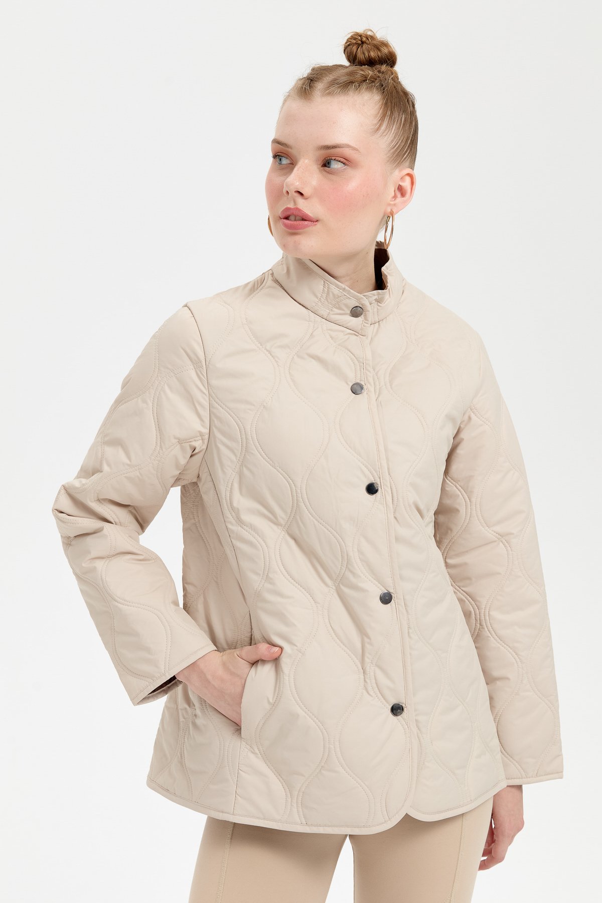 24420Kadın Önü Çıtçıtlı Soğan Desenli Kısa Kapitone Ceket Bej