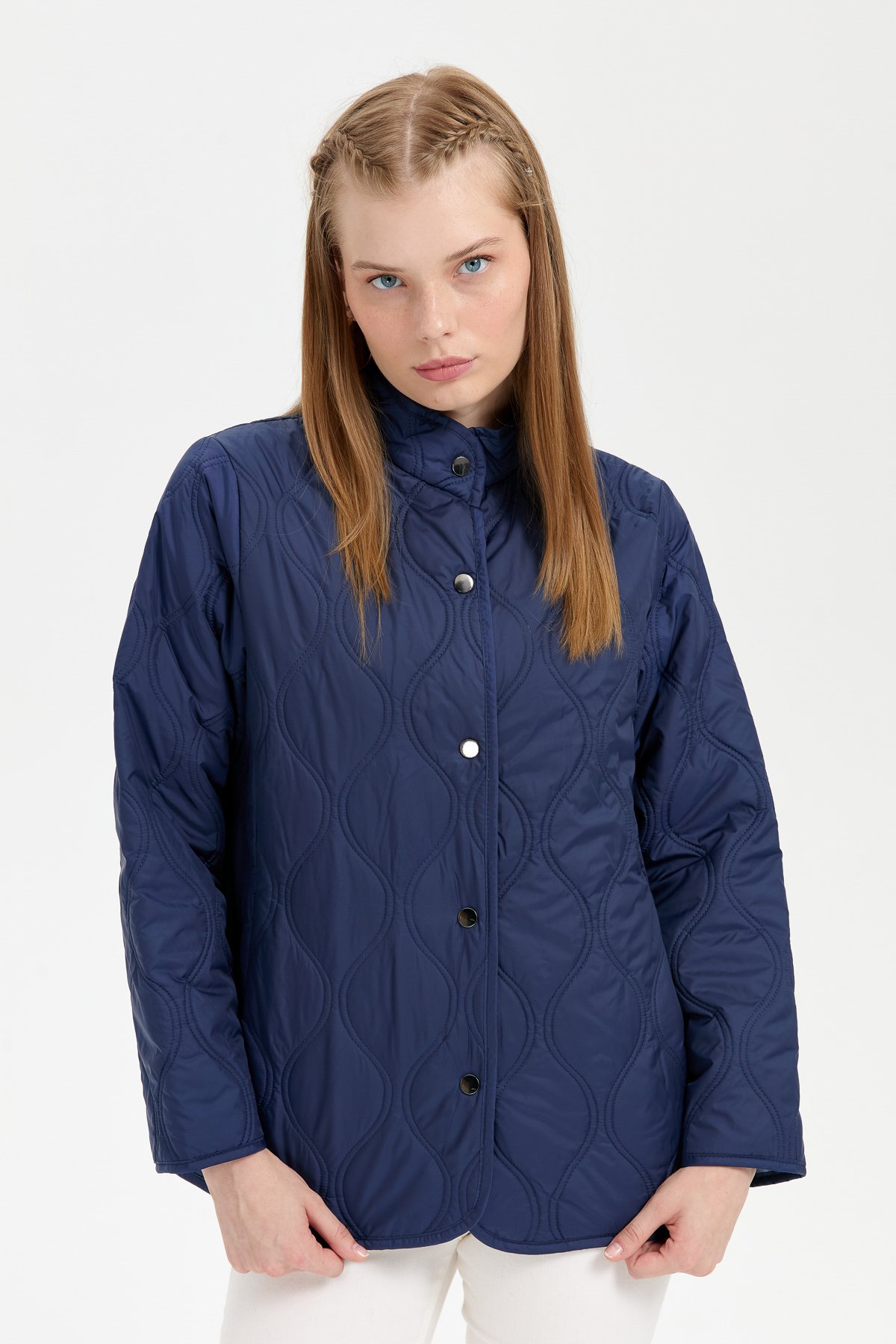 24420Kadın Önü Çıtçıtlı Soğan Desenli Kısa Kapitone Ceket Lacivert