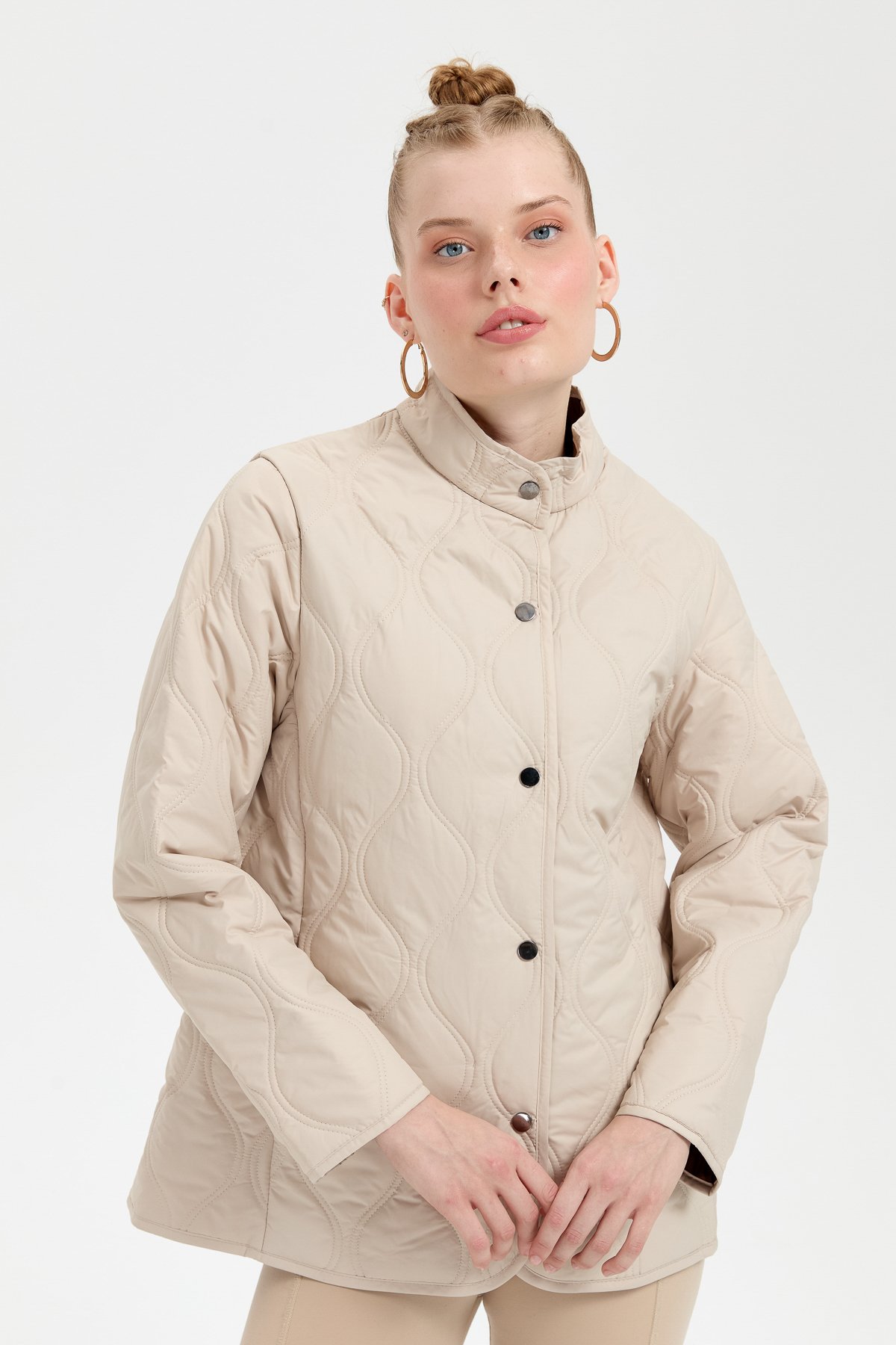 24420Kadın Önü Çıtçıtlı Soğan Desenli Kısa Kapitone Ceket Bej