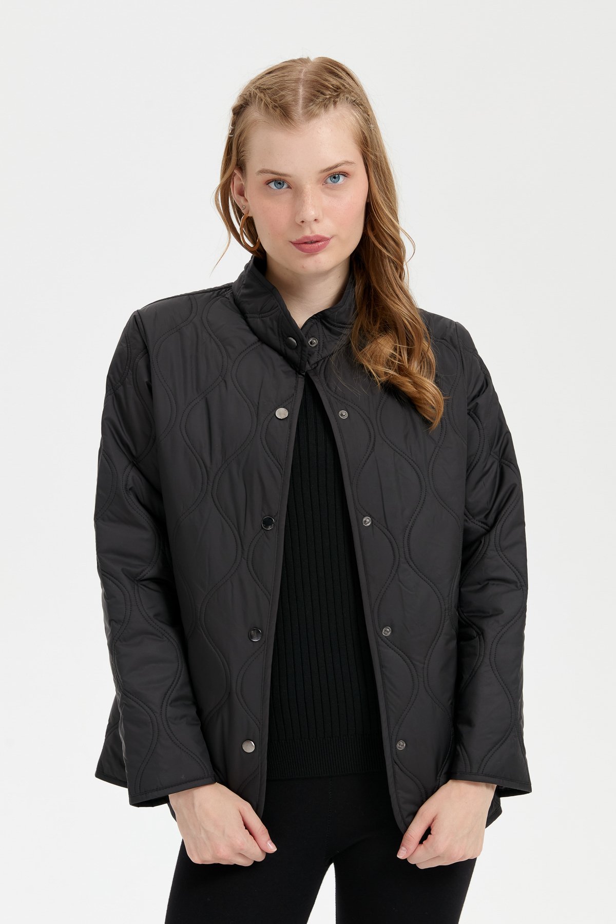 24420Kadın Önü Çıtçıtlı Soğan Desenli Kısa Kapitone Ceket Siyah