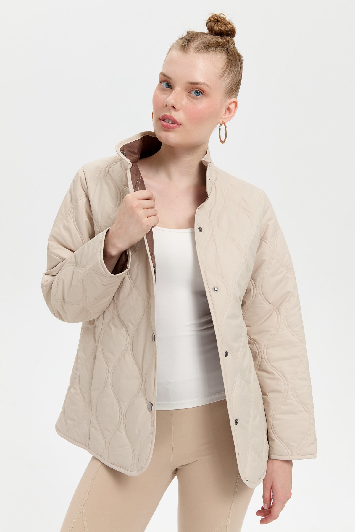 24420Kadın Önü Çıtçıtlı Soğan Desenli Kısa Kapitone Ceket Bej