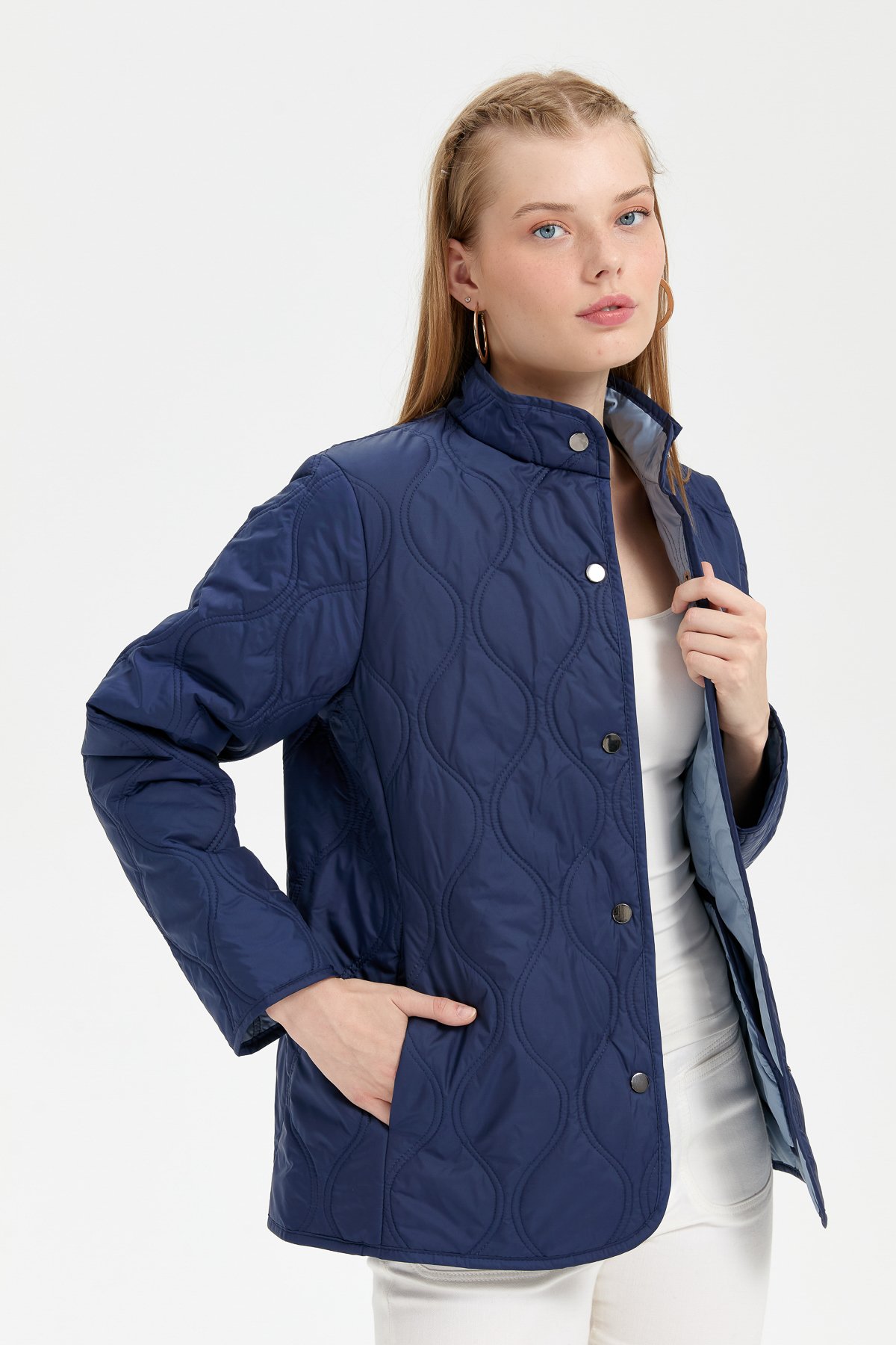 24420Kadın Önü Çıtçıtlı Soğan Desenli Kısa Kapitone Ceket Lacivert
