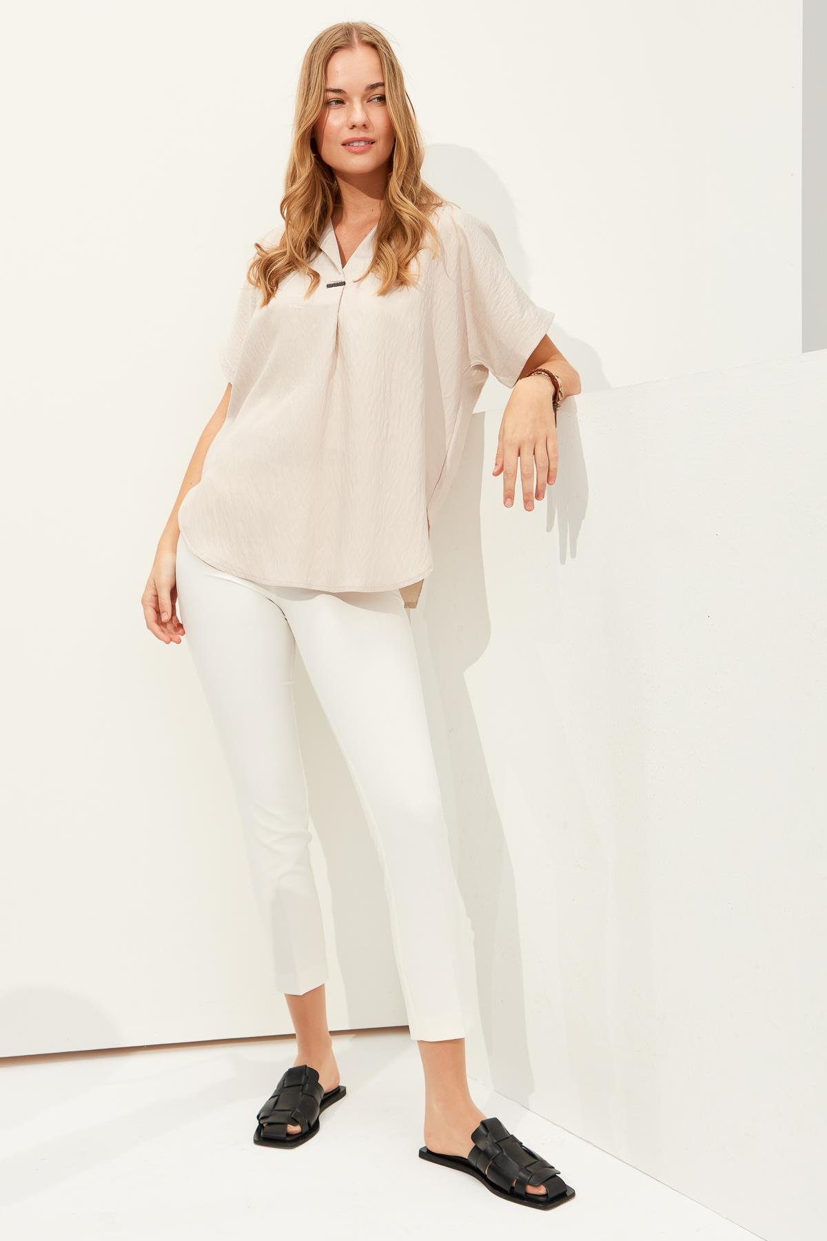 23459Женская хлопковая футболка с рубашечным вырезом и пряжкой бежевый