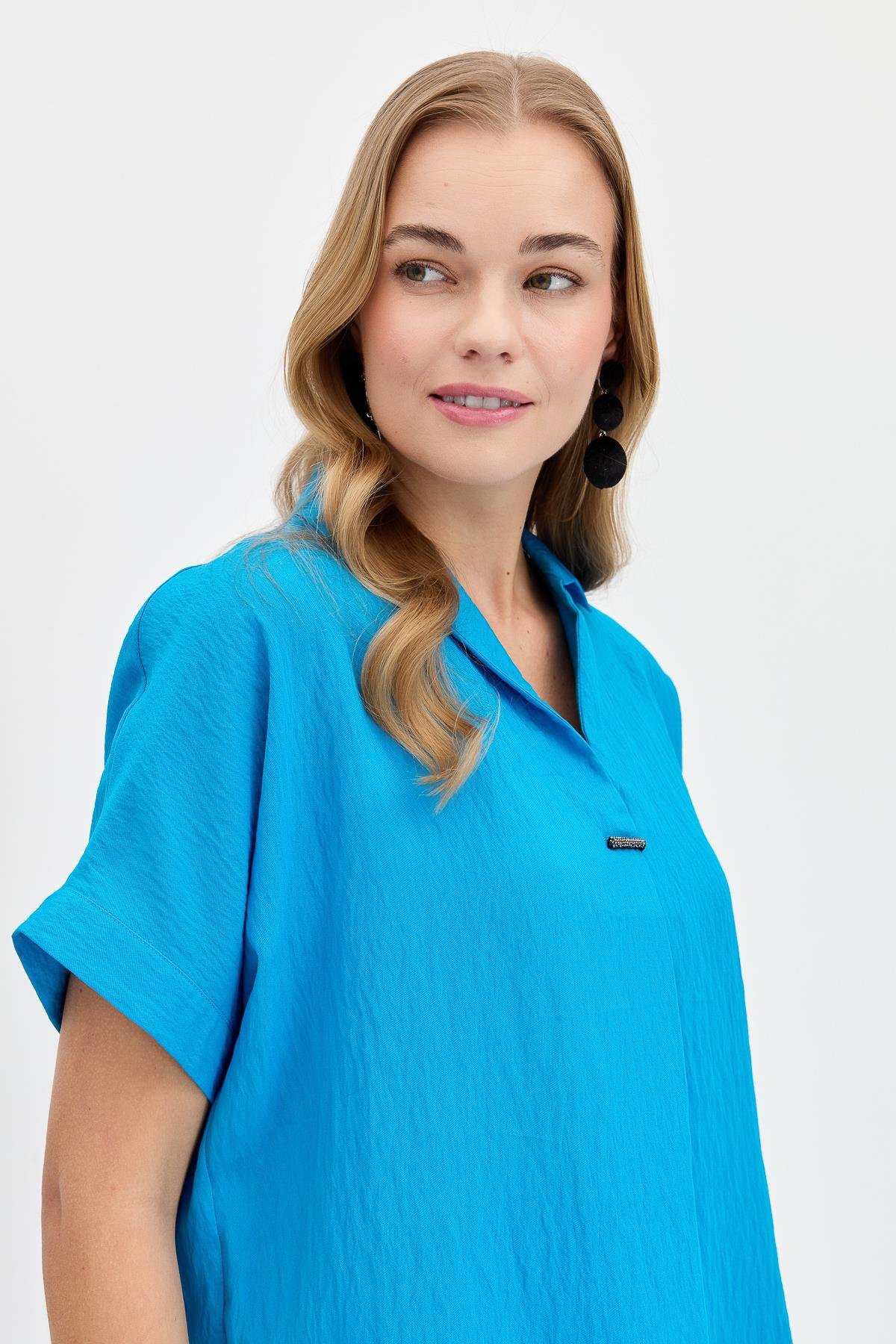 23459Kadın Önü Tokalı Bluz Mavi