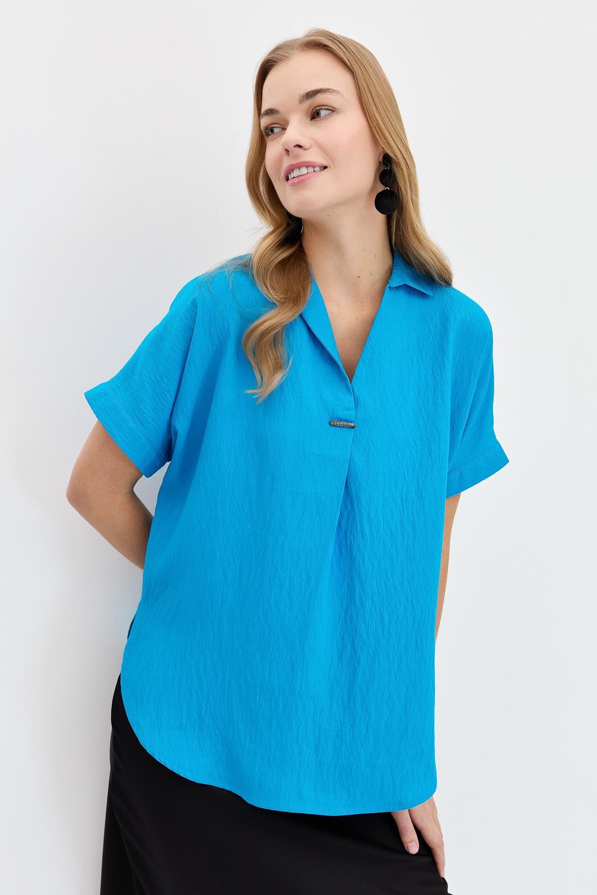 23459Kadın Önü Tokalı Bluz Mavi