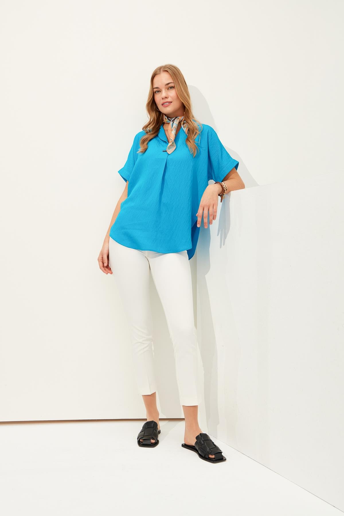 23459Женская хлопковая футболка с рубашечным вырезом и пряжкой синий