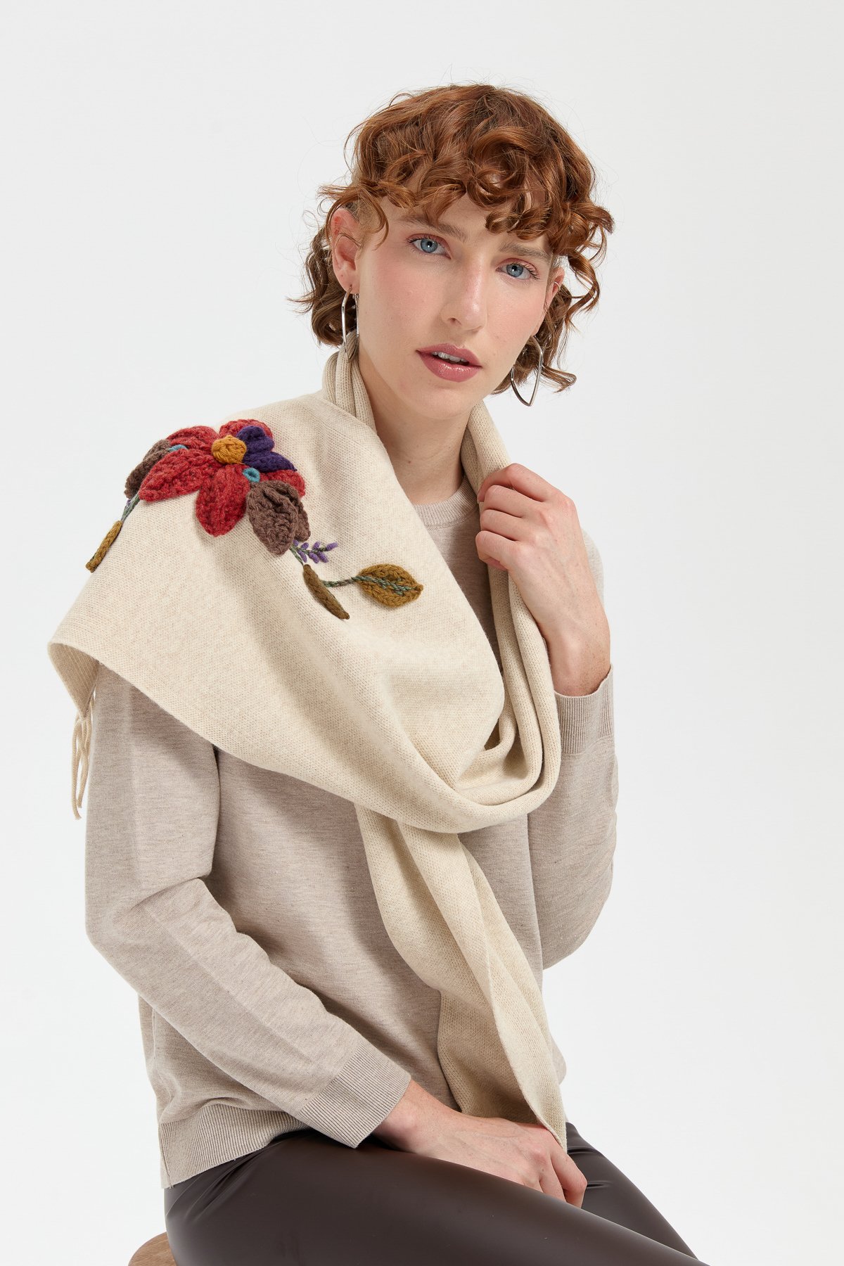 24072Kadın Örgü Çiçek İşlemeli Püsküllü Kaşkol T.Melanj