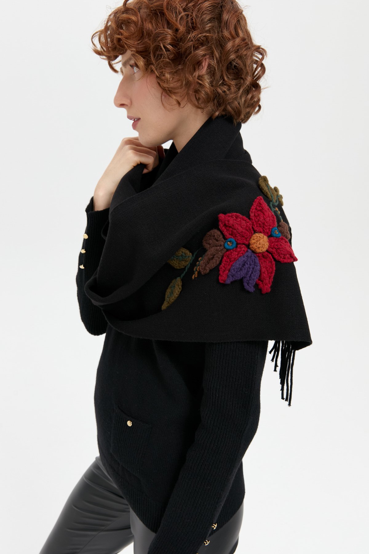 24072Kadın Örgü Çiçek İşlemeli Püsküllü Kaşkol Siyah