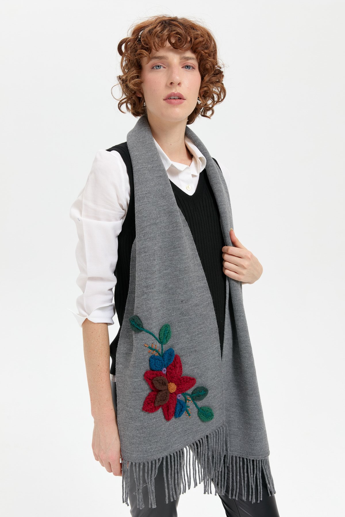 24072Kadın Örgü Çiçek İşlemeli Püsküllü Kaşkol Füme