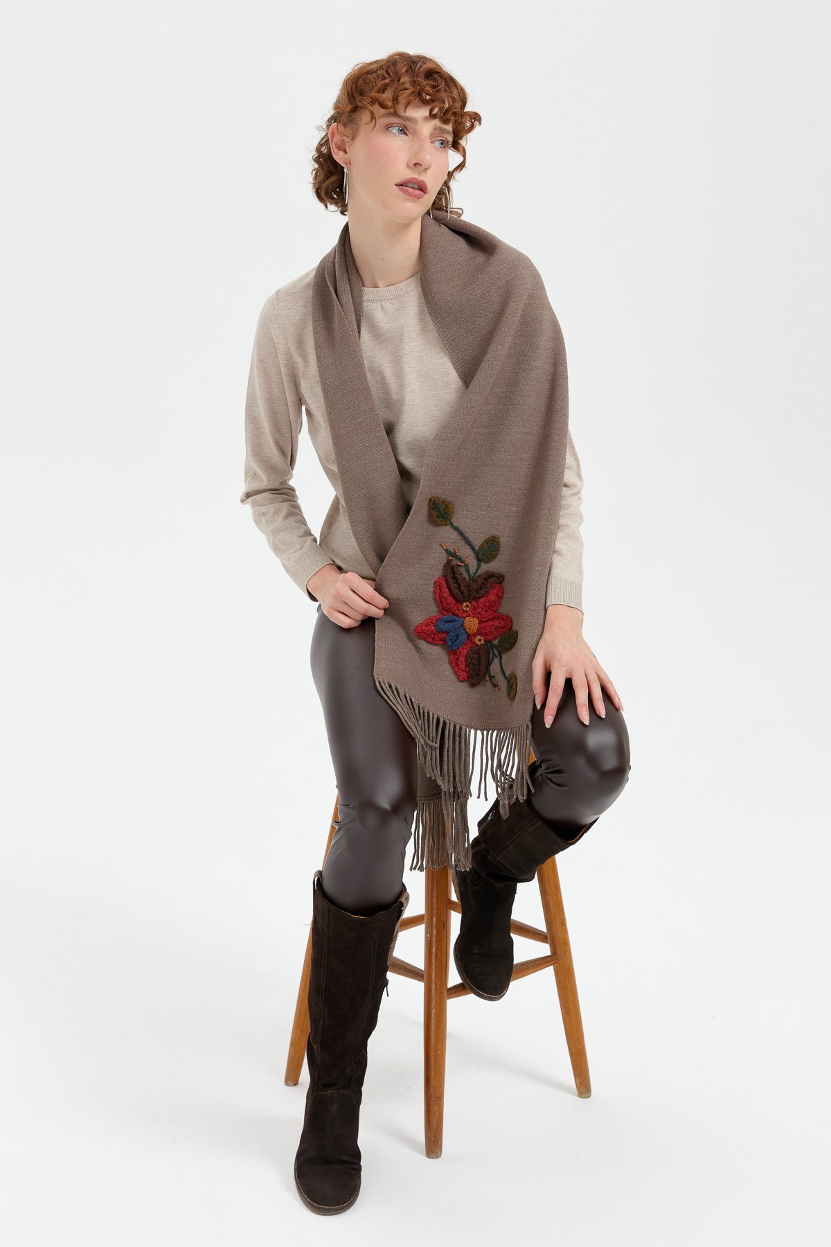 24072Kadın Örgü Çiçek İşlemeli Püsküllü Kaşkol Vizon