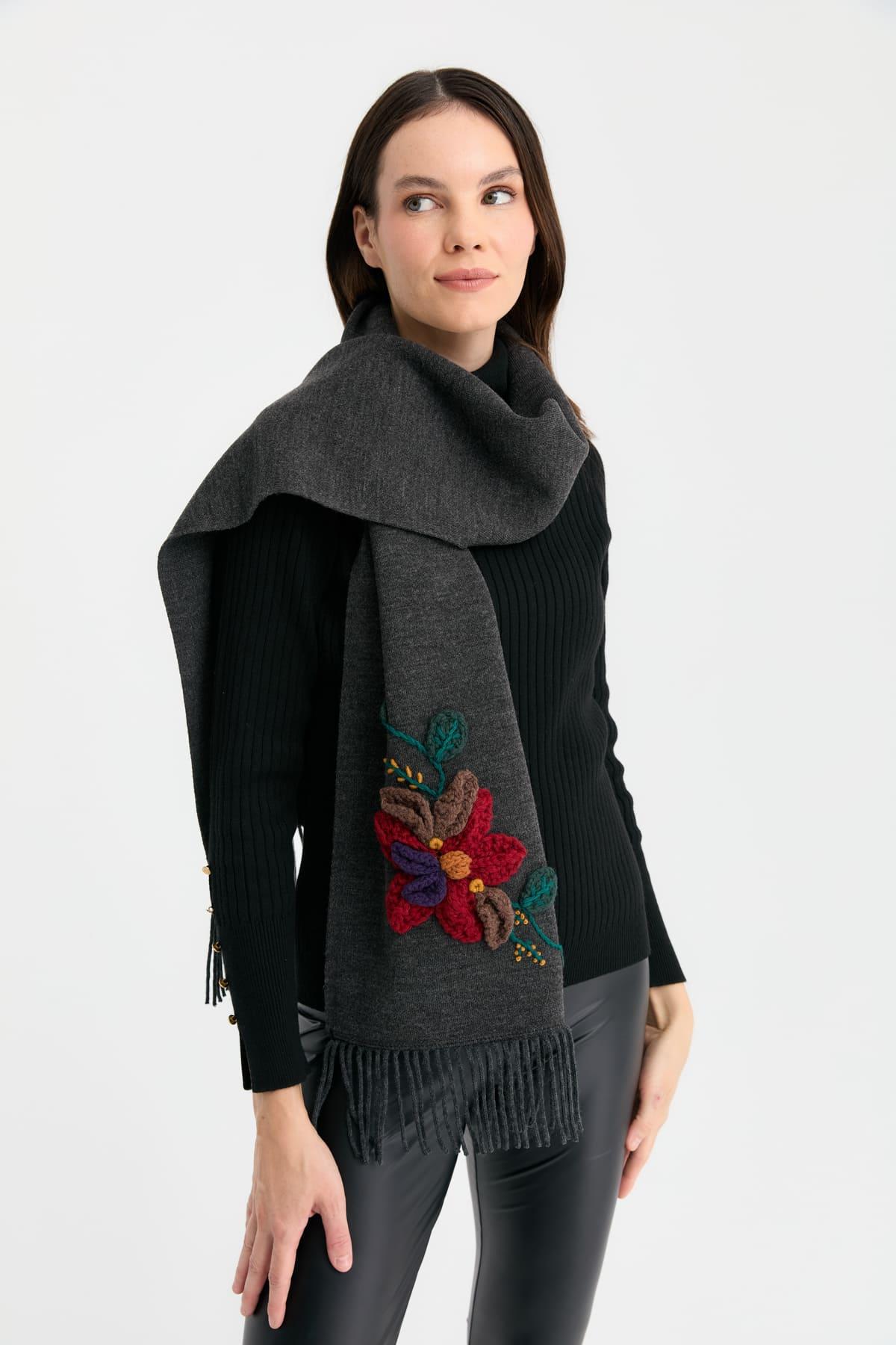 24072Kadın Örgü Çiçek İşlemeli Püsküllü Kaşkol K.Füme