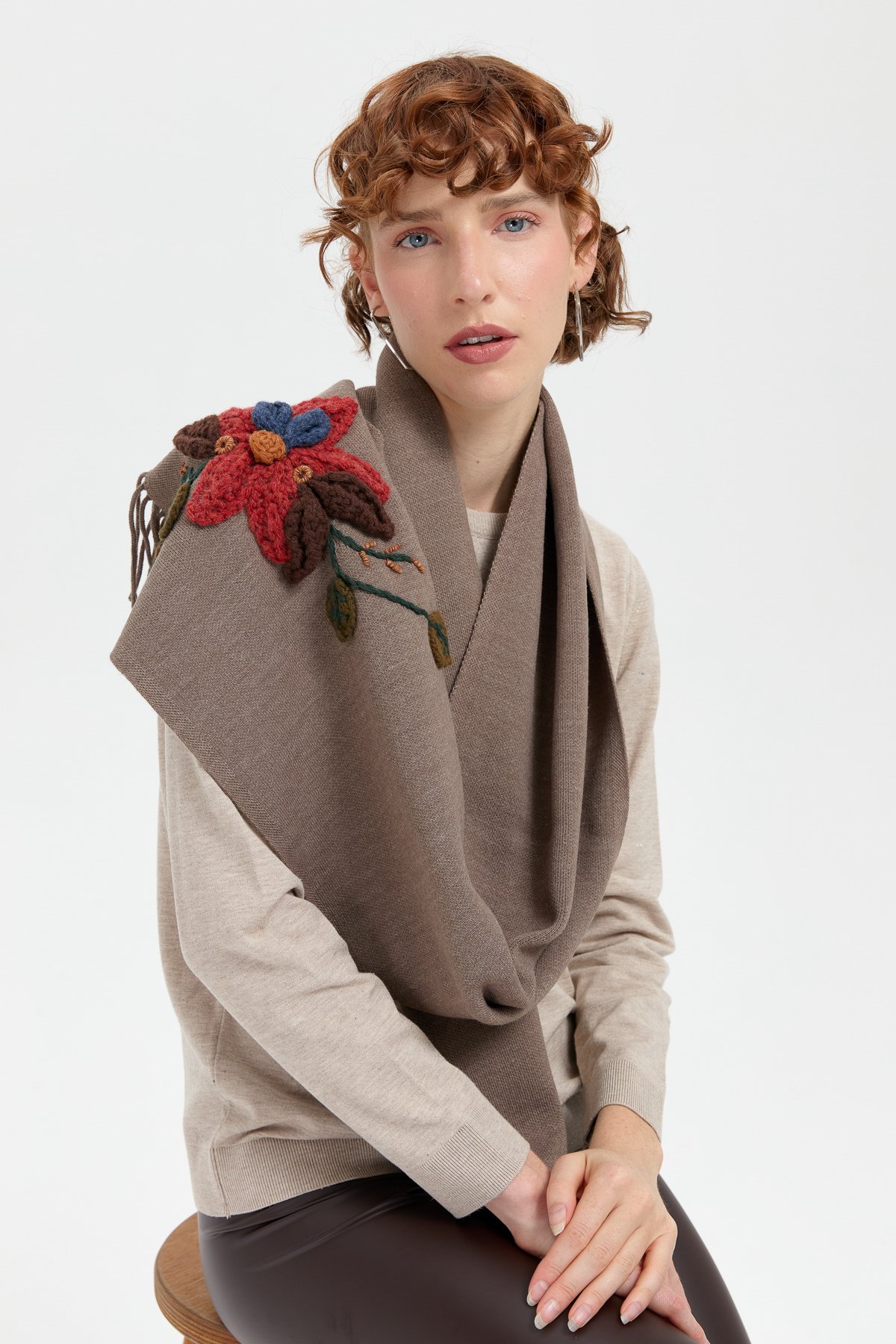 24072Kadın Örgü Çiçek İşlemeli Püsküllü Kaşkol Vizon