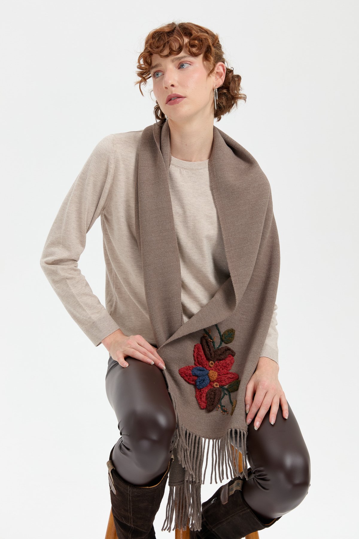 24072Kadın Örgü Çiçek İşlemeli Püsküllü Kaşkol Vizon