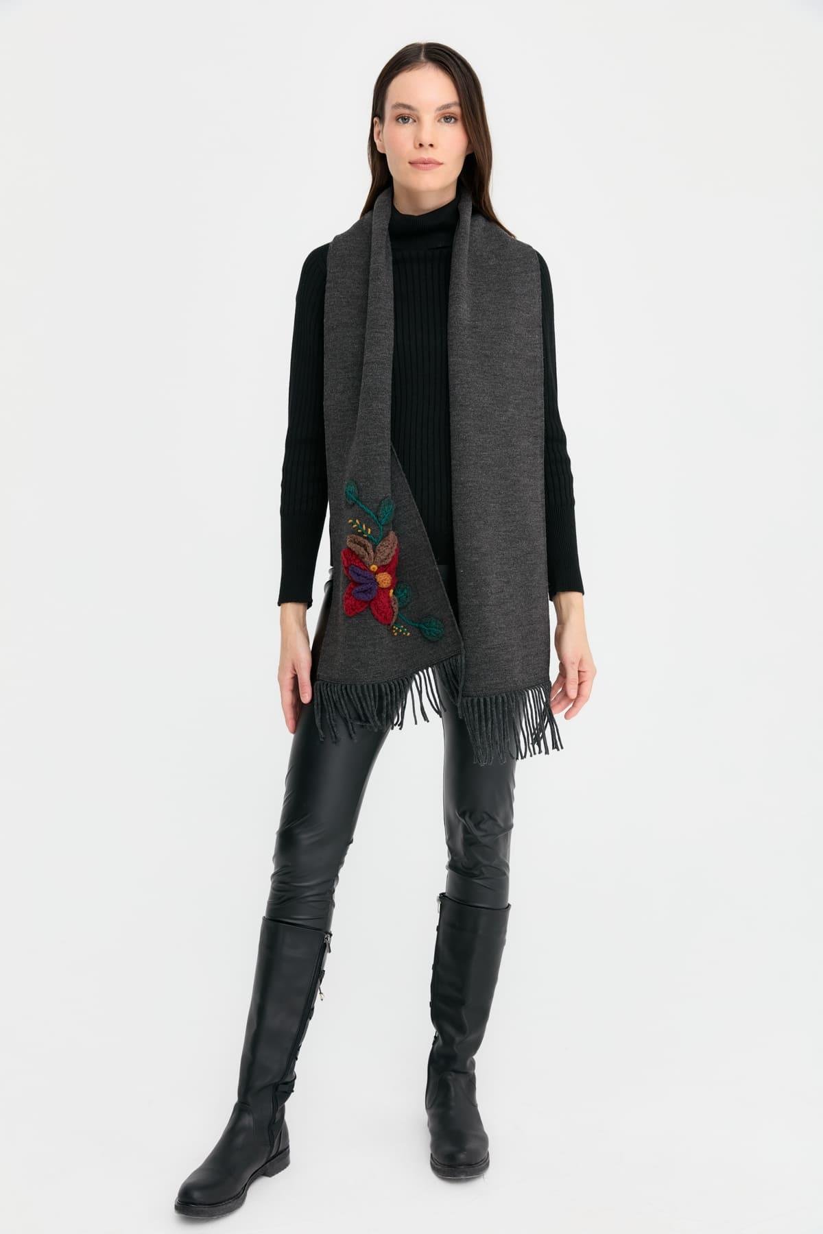 24072Kadın Örgü Çiçek İşlemeli Püsküllü Kaşkol K.Füme