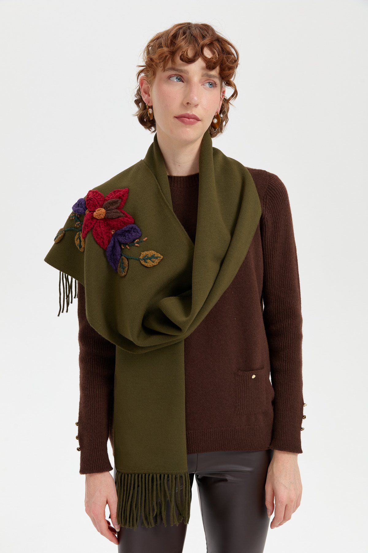 24072Kadın Örgü Çiçek İşlemeli Püsküllü Kaşkol Haki