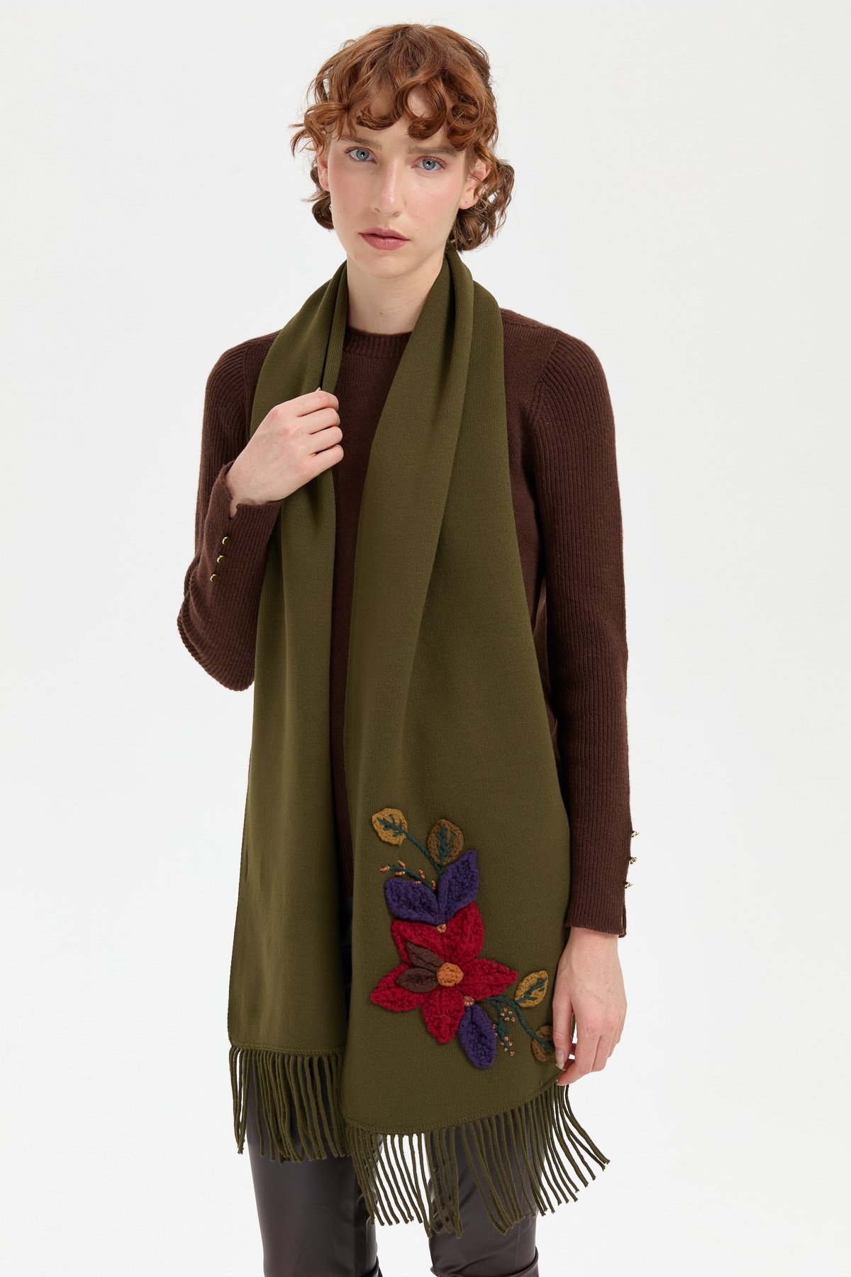 24072Kadın Örgü Çiçek İşlemeli Püsküllü Kaşkol Haki