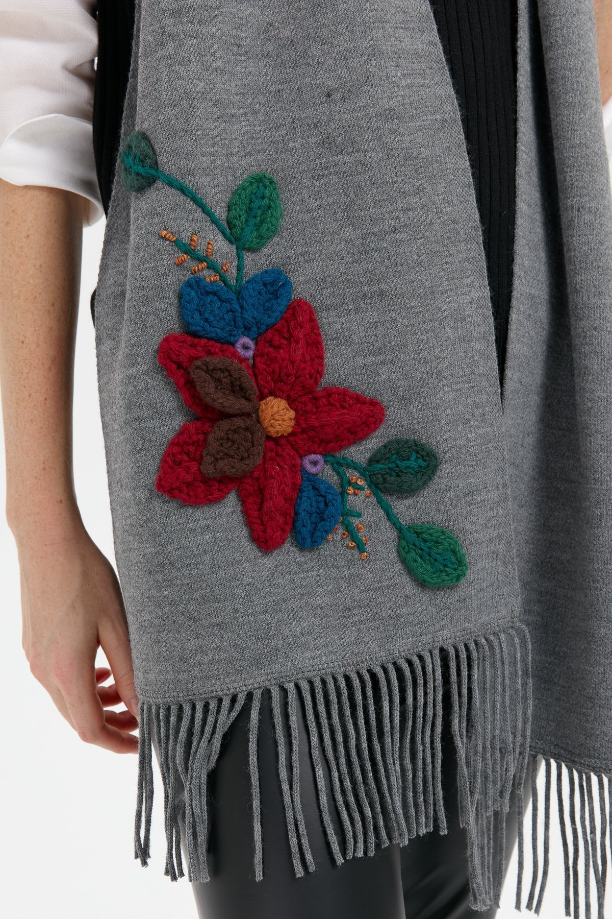 24072Kadın Örgü Çiçek İşlemeli Püsküllü Kaşkol Füme