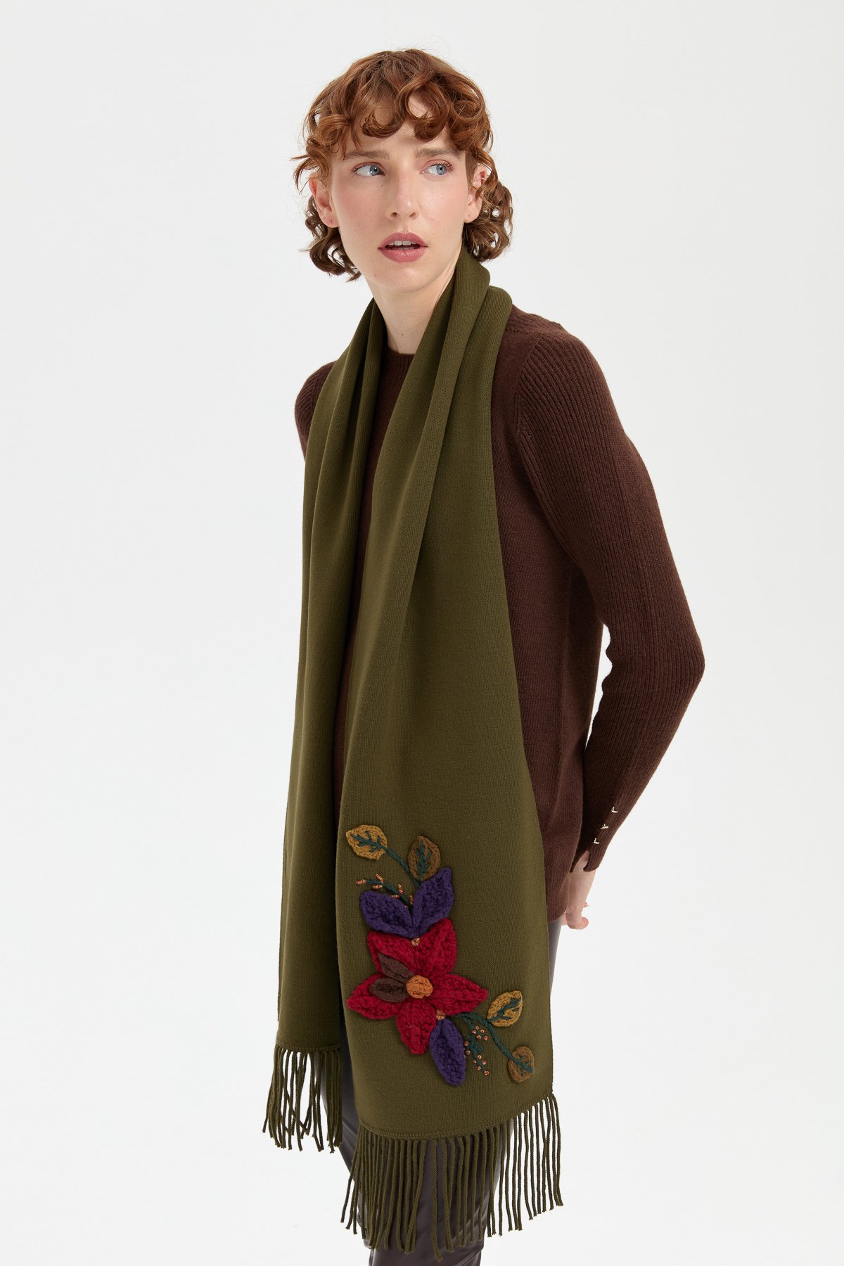 24072Kadın Örgü Çiçek İşlemeli Püsküllü Kaşkol Haki