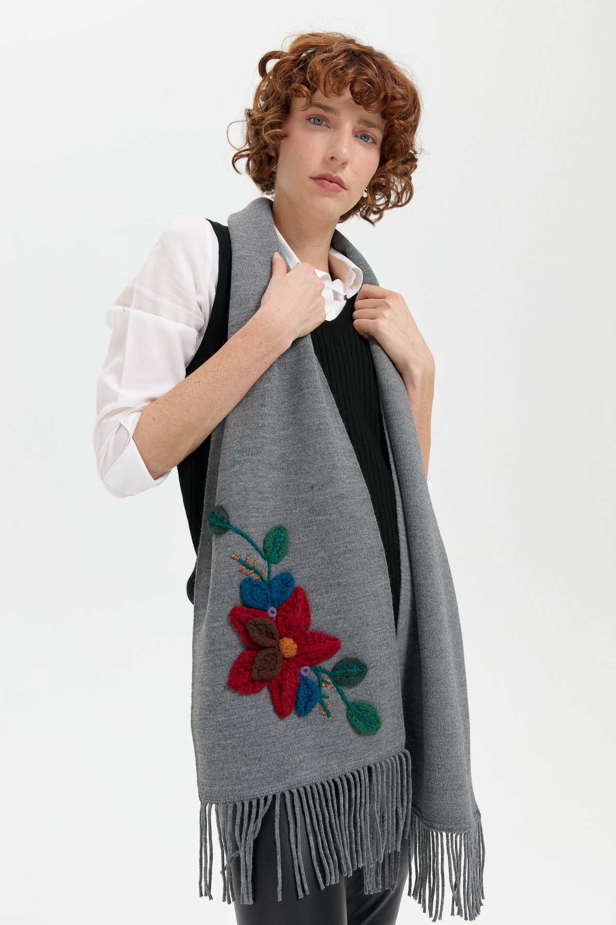 24072Kadın Örgü Çiçek İşlemeli Püsküllü Kaşkol Füme