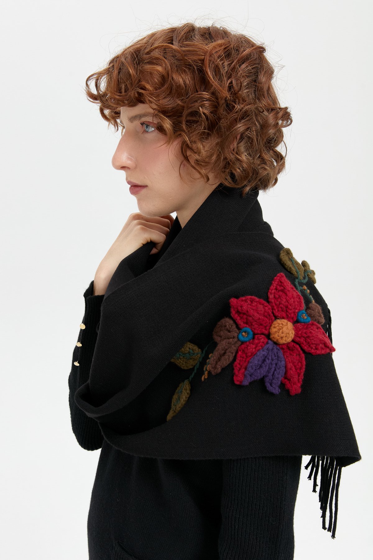 24072Kadın Örgü Çiçek İşlemeli Püsküllü Kaşkol Siyah