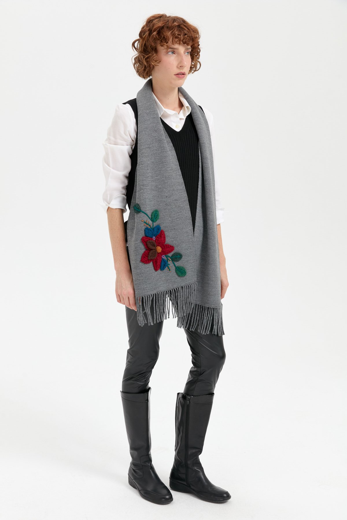 24072Kadın Örgü Çiçek İşlemeli Püsküllü Kaşkol Füme