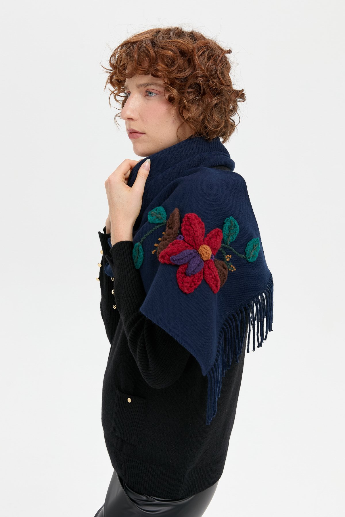 24072Kadın Örgü Çiçek İşlemeli Püsküllü Kaşkol Lacivert