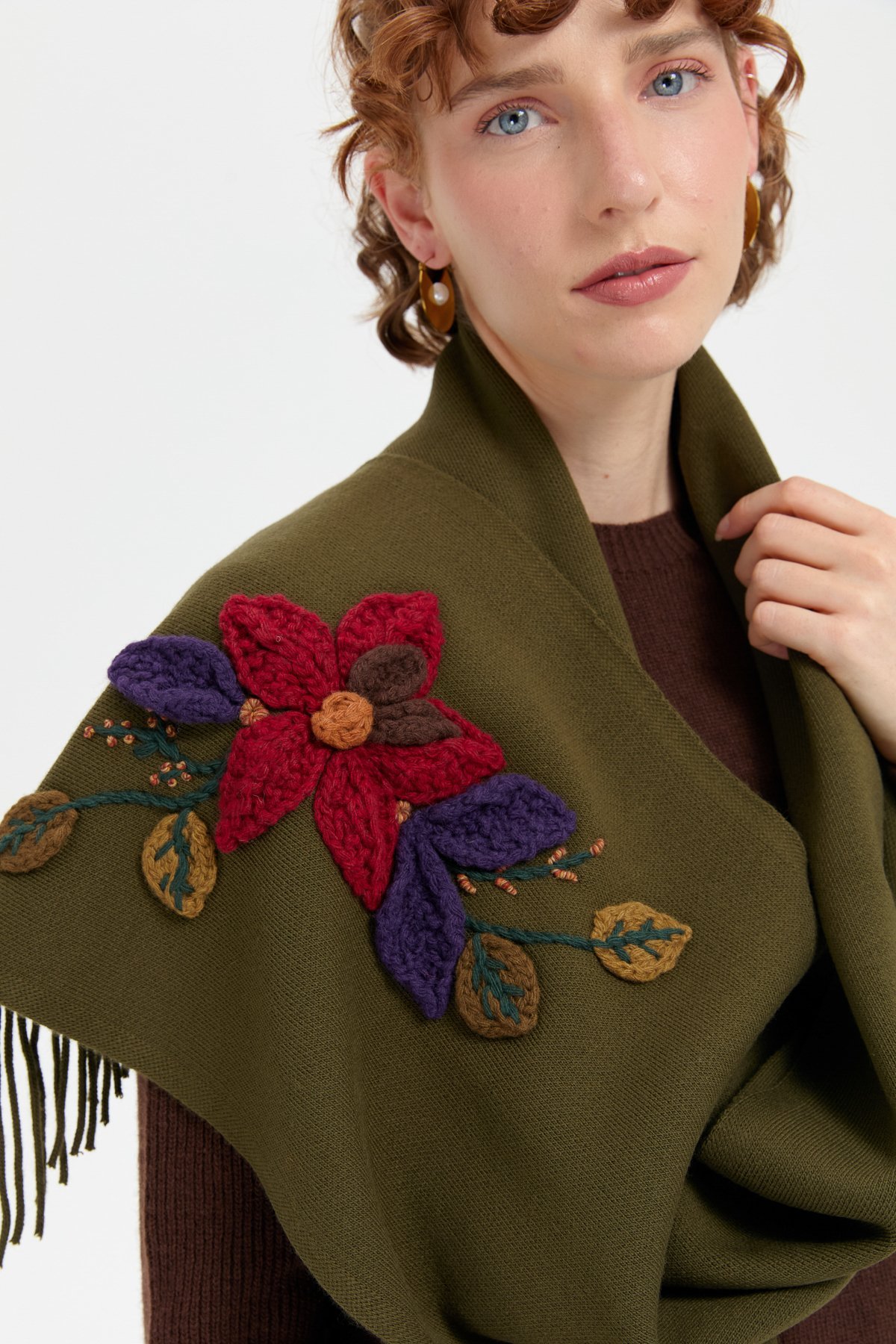 24072Kadın Örgü Çiçek İşlemeli Püsküllü Kaşkol Haki