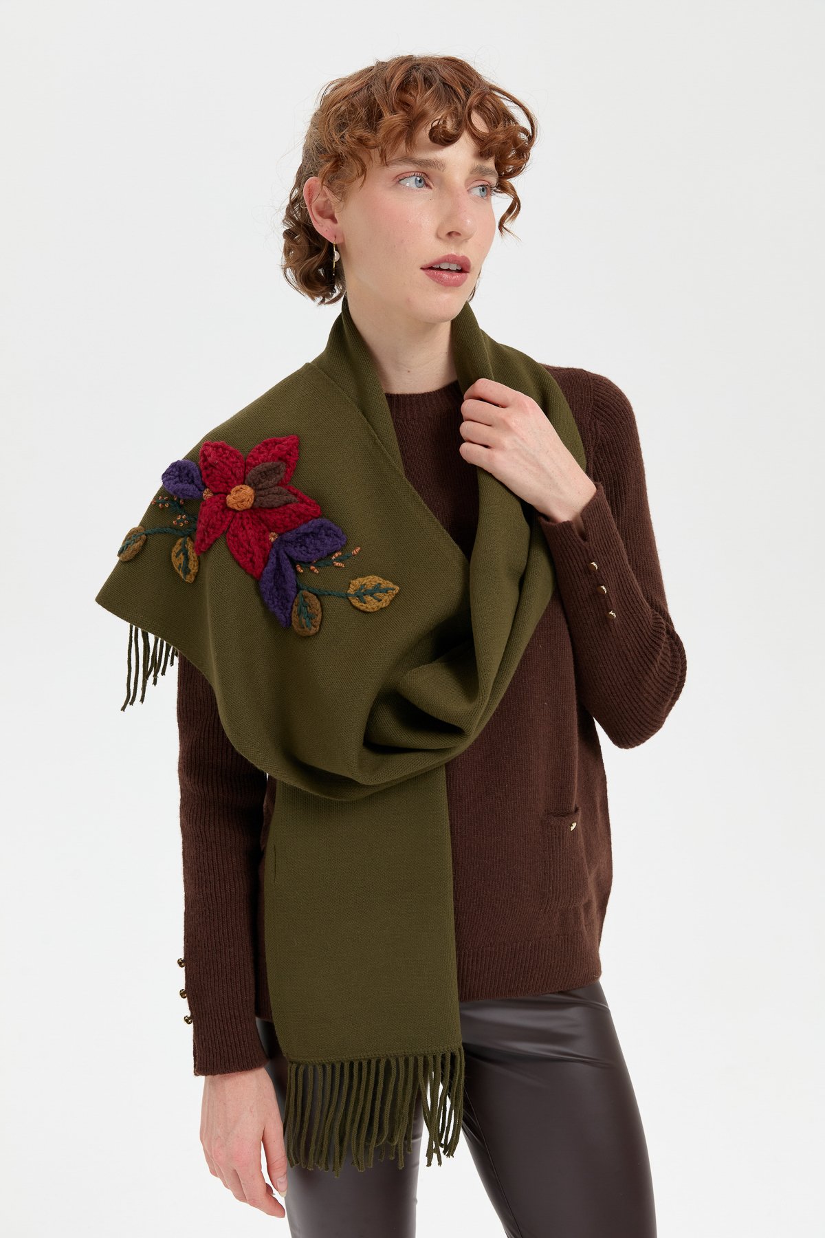 24072Kadın Örgü Çiçek İşlemeli Püsküllü Kaşkol Haki