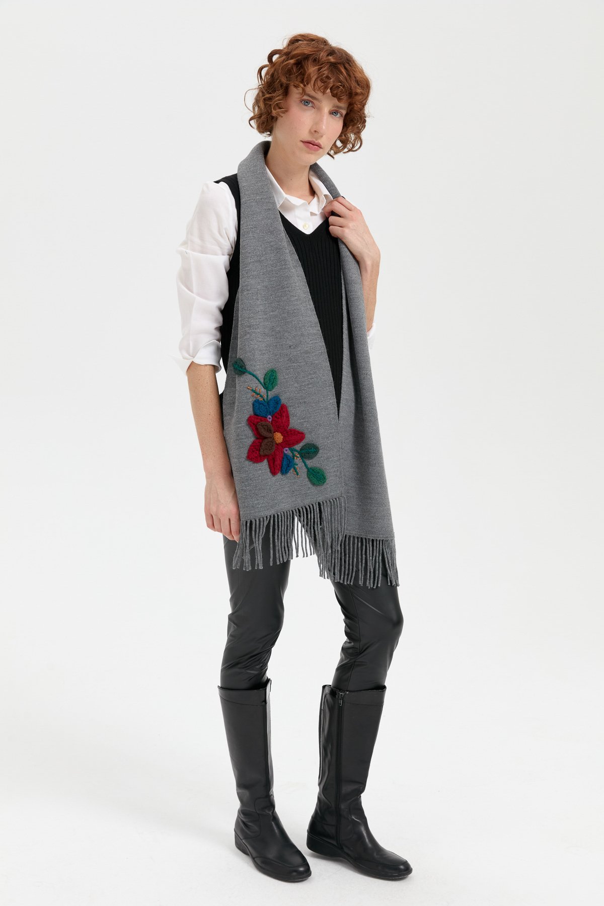 24072Kadın Örgü Çiçek İşlemeli Püsküllü Kaşkol Füme