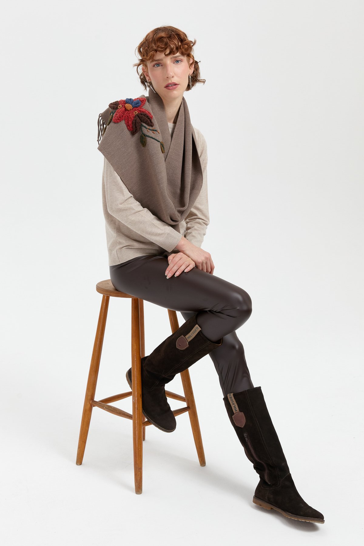 24072Kadın Örgü Çiçek İşlemeli Püsküllü Kaşkol Vizon