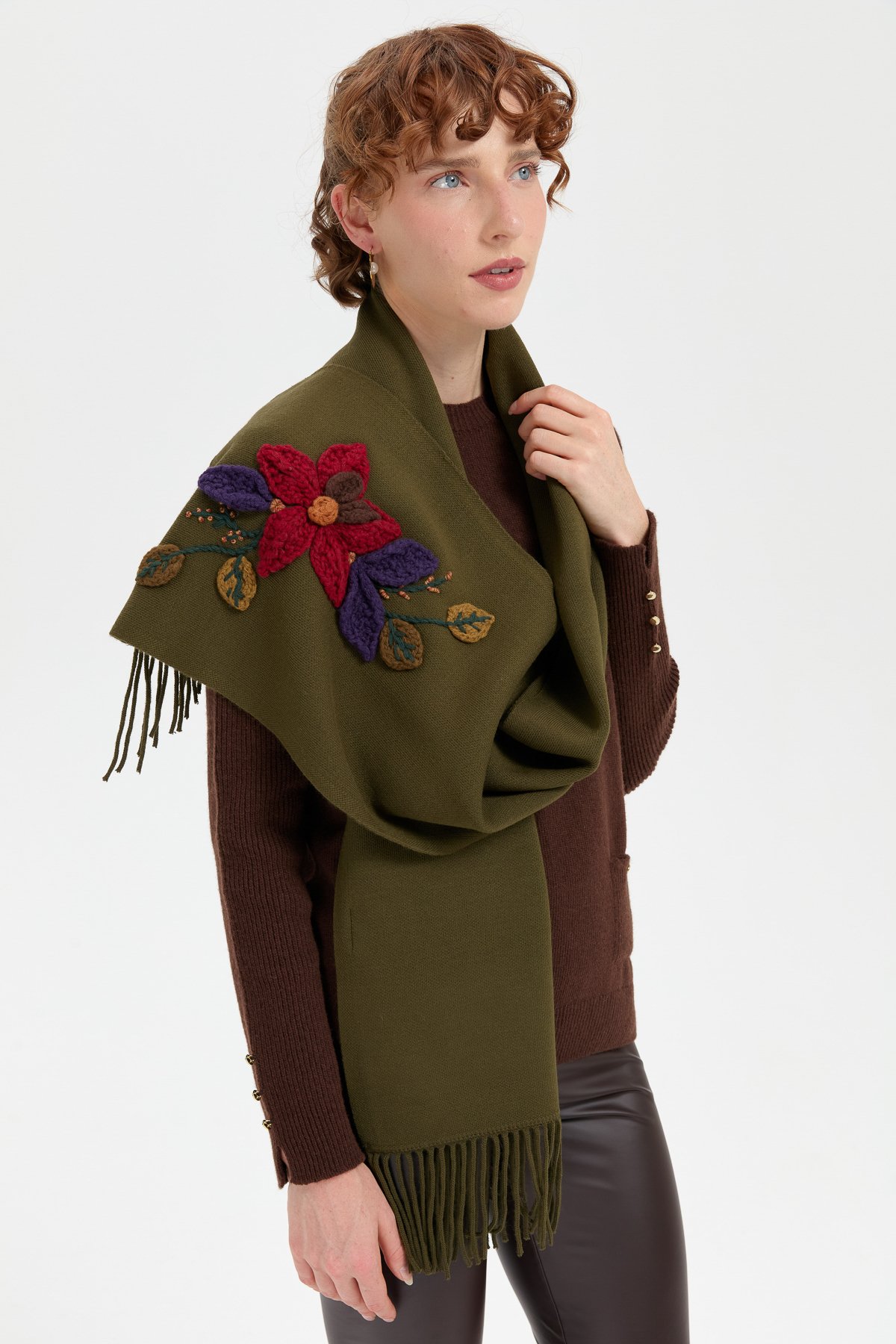 24072Kadın Örgü Çiçek İşlemeli Püsküllü Kaşkol Haki