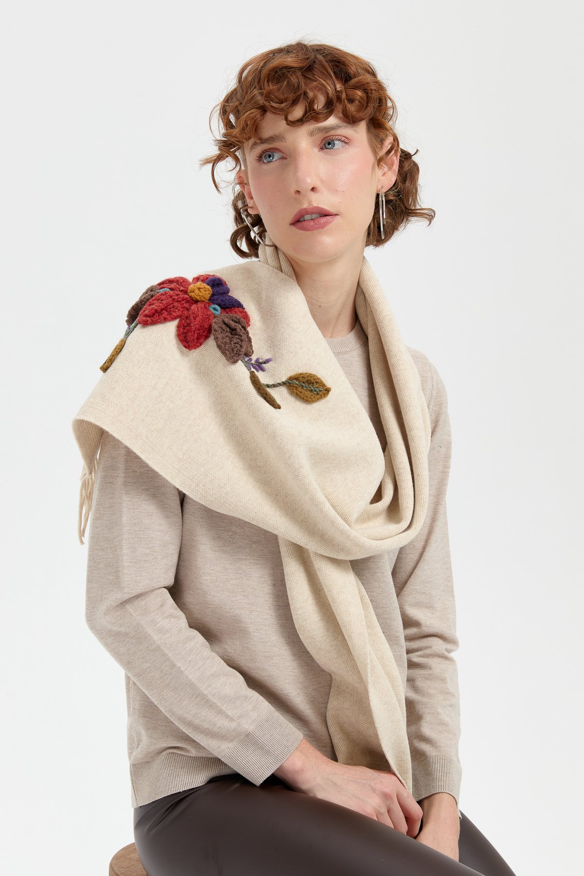 24072Kadın Örgü Çiçek İşlemeli Püsküllü Kaşkol T.Melanj