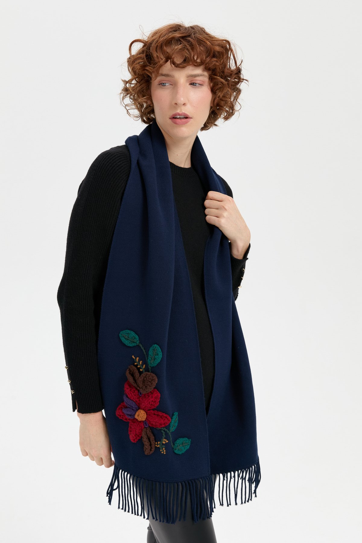 24072Kadın Örgü Çiçek İşlemeli Püsküllü Kaşkol Lacivert