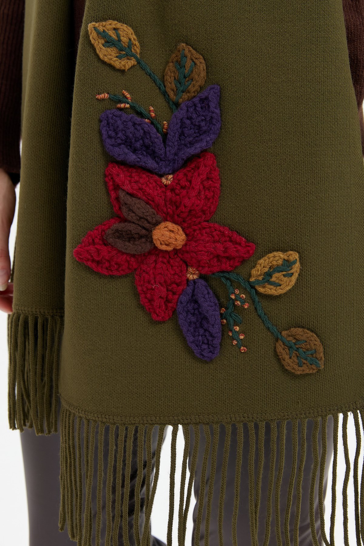 24072Kadın Örgü Çiçek İşlemeli Püsküllü Kaşkol Haki