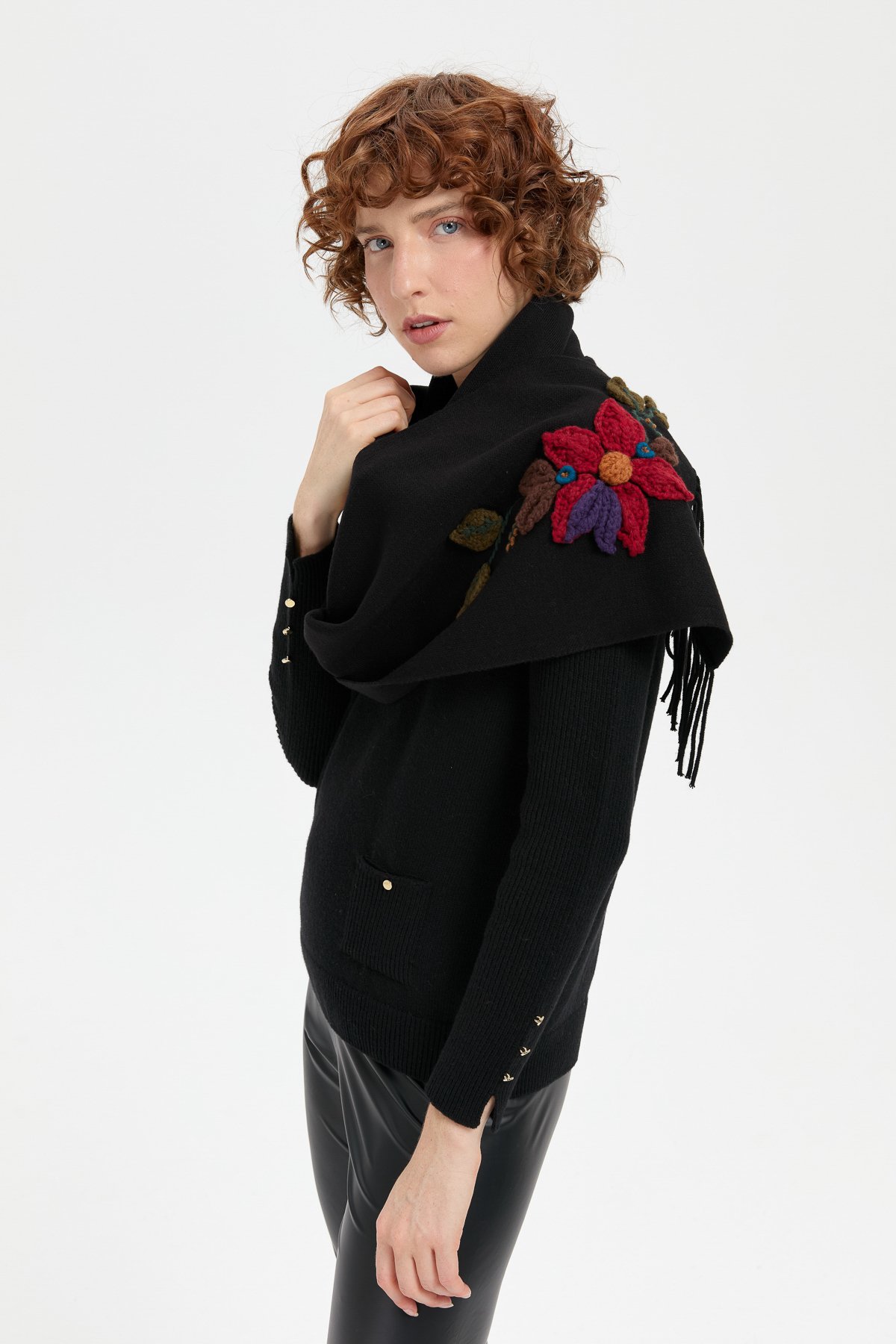 24072Kadın Örgü Çiçek İşlemeli Püsküllü Kaşkol Siyah