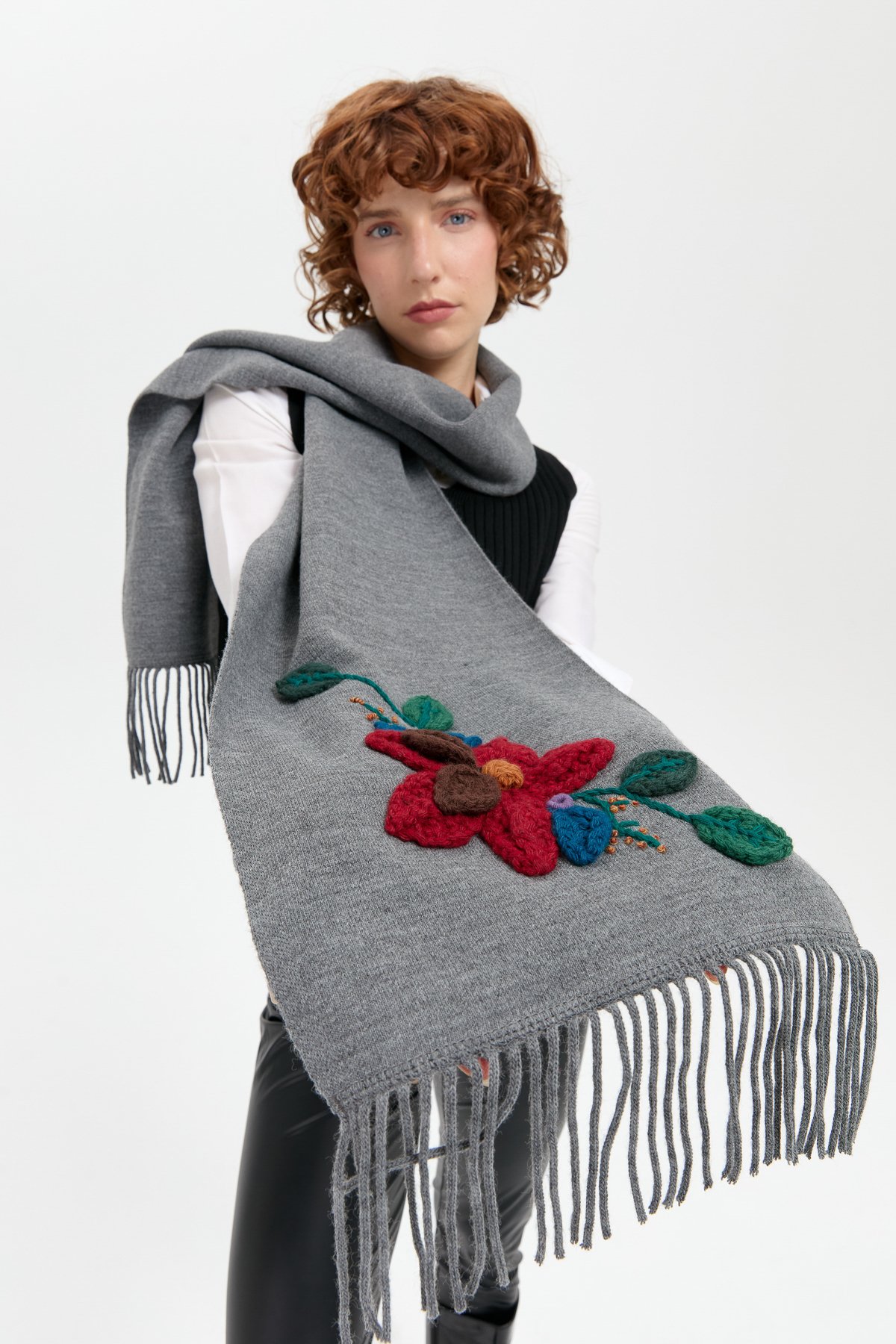 24072Kadın Örgü Çiçek İşlemeli Püsküllü Kaşkol Füme