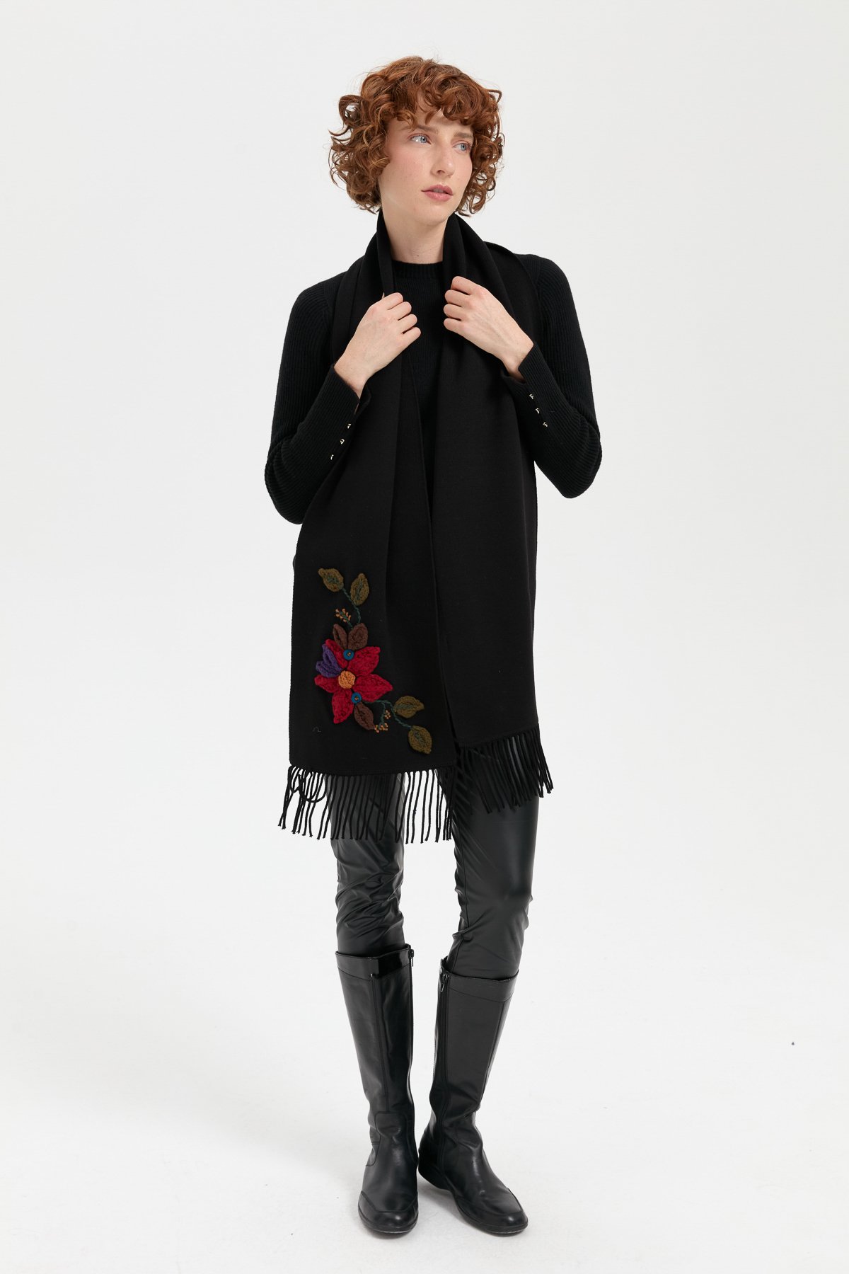 24072Kadın Örgü Çiçek İşlemeli Püsküllü Kaşkol Siyah