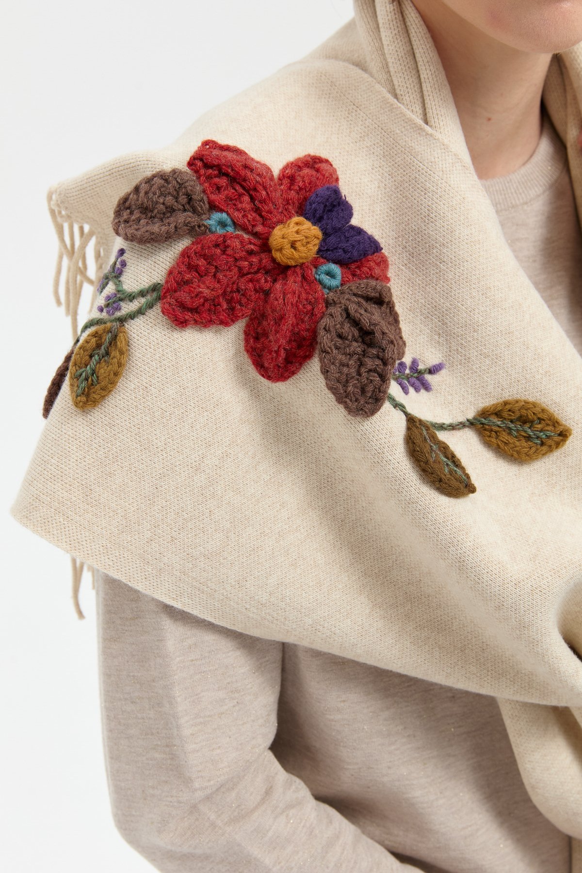 24072Kadın Örgü Çiçek İşlemeli Püsküllü Kaşkol T.Melanj